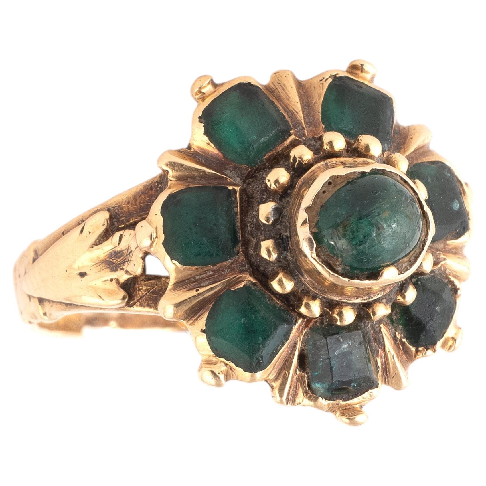 Anello italiano in oro giallo con smeraldi a grappolo, primi anni del XVII secolo in vendita
