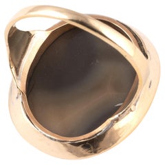 Anillo de camafeo de ágata y oro de finales del siglo XVI que representa a Atenea y Poseidón