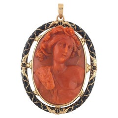 Pendentif camée Dionysus en or, émail noir et corail