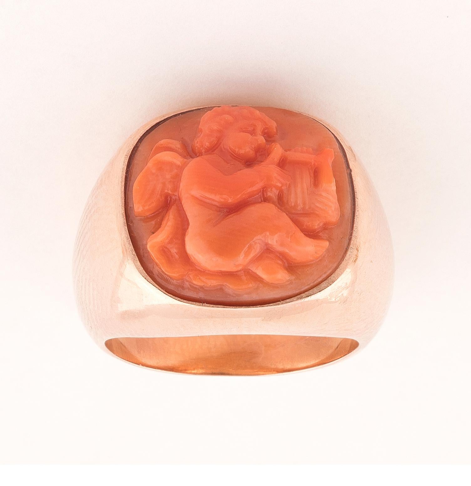 Gold Eros Cameo Ring In Excellent Condition In Firenze, IT