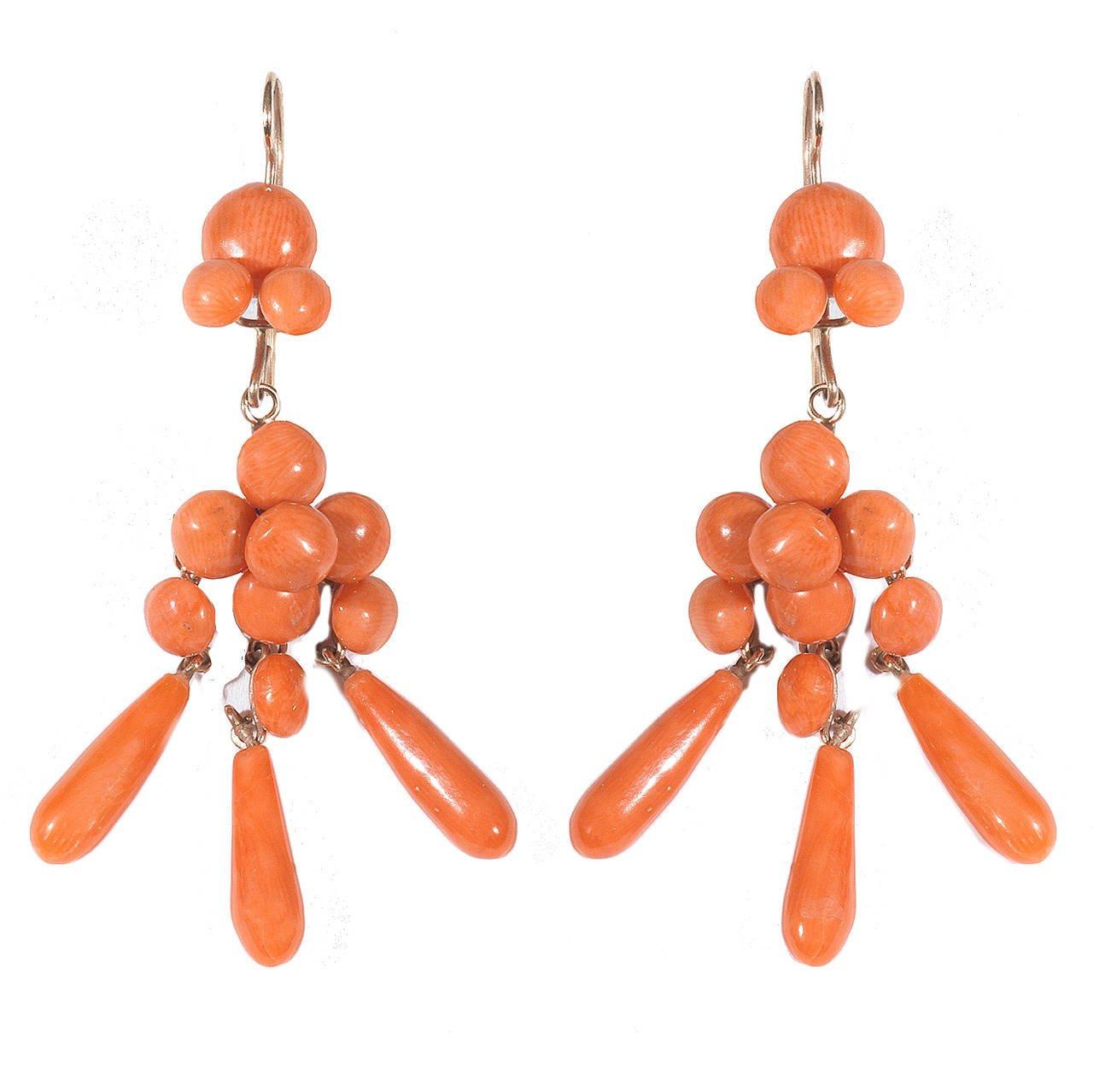 
BERNARDO ANTICHITÀ PONTE VECCHIO FLORENCE
Of chandelier design, each set with three  beads at the top and a coral beads cluster suspending three coral drops. 

Mounted in 14Kt gold

Length 52 mm