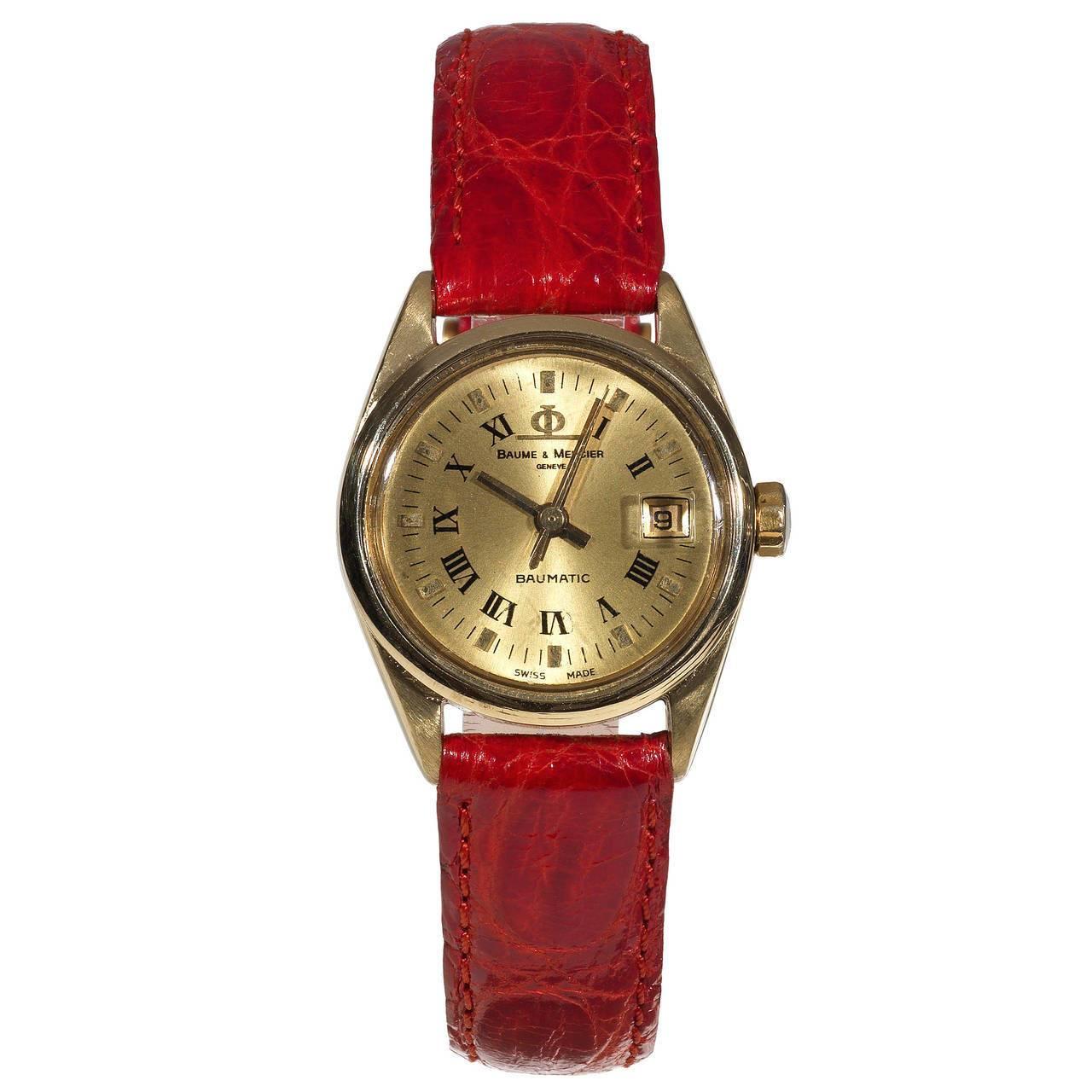 

Automatic, case No. 941772, Ref. 3208. Made in the 1980s. 

Fine, round, self-winding, 18K yellow gold lady’s wristwatch with date.

Two-body polished case, champagne dial, aperture for the date. Yellow gold baton hands Roman numbers.

Movement