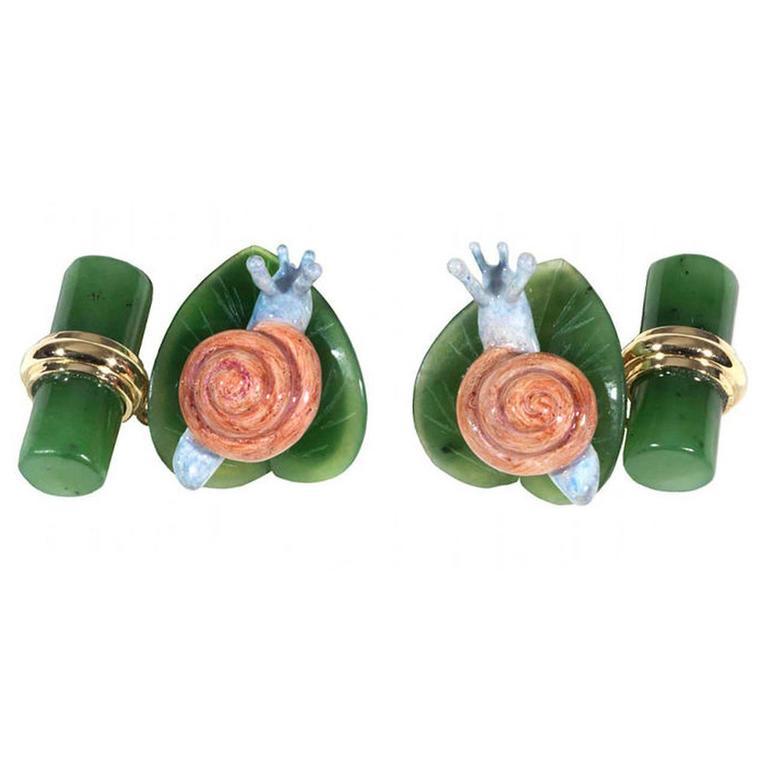 
Cufflinks in gold, jade and bicolored enamel depicting the snail on the leaf 

Mounted in 18Kt gold

Weight: 29.6 gr