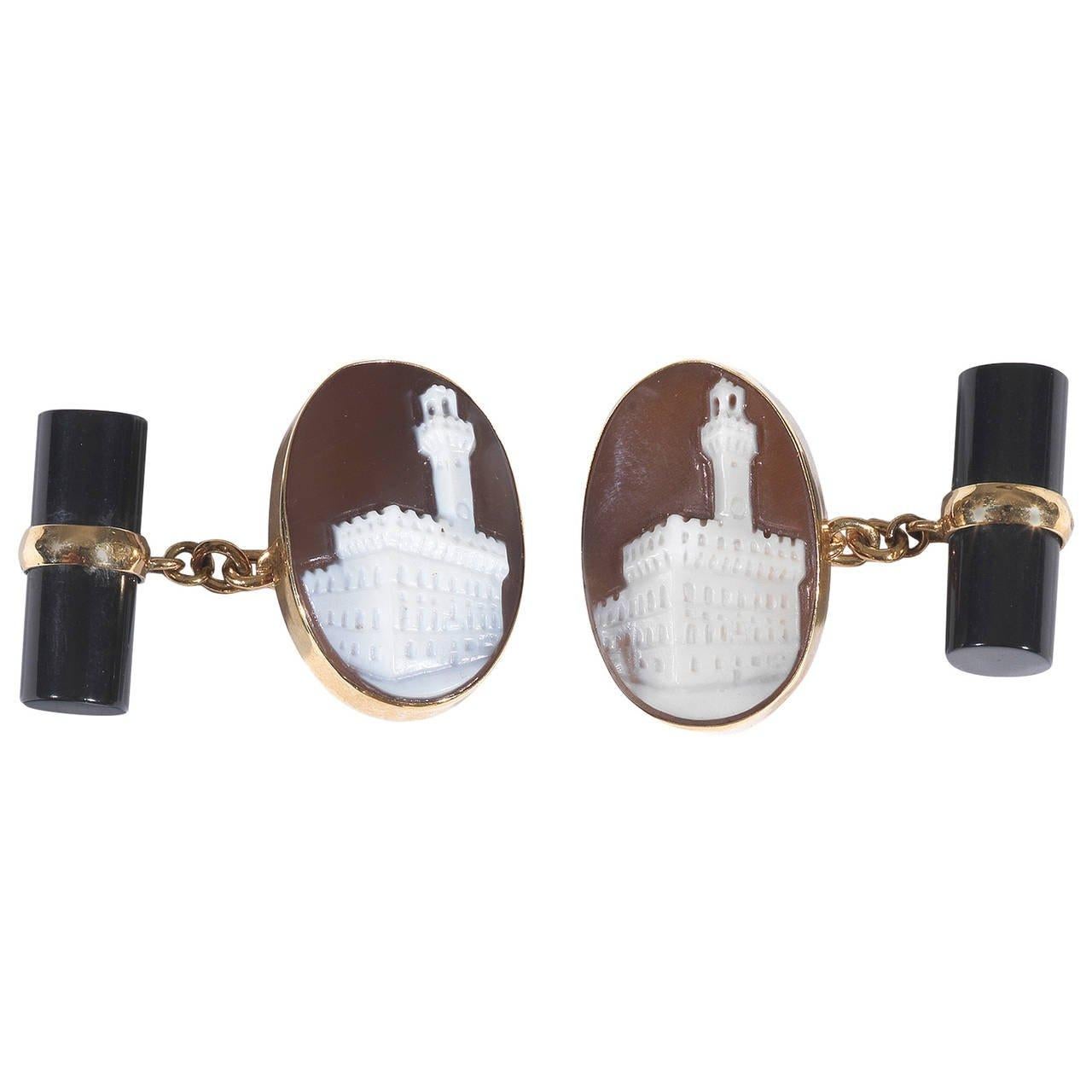 
The oval shell cameo depicting Palazzo Vecchio, the great palace in Florence.

Chain link connections with onyx baton.   

Mounted in 18Kt yellow gold
