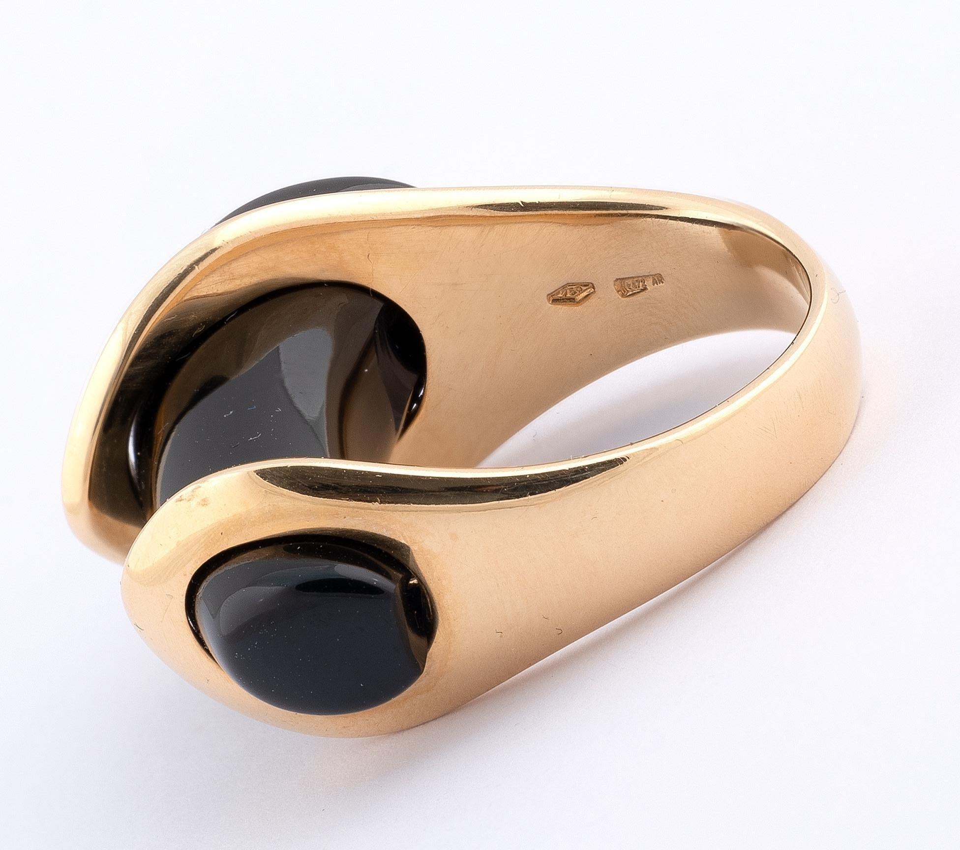 Modern design gold and onyx ring
Weight 15,70gr.
Size : 6 1/4
Signed Gucci