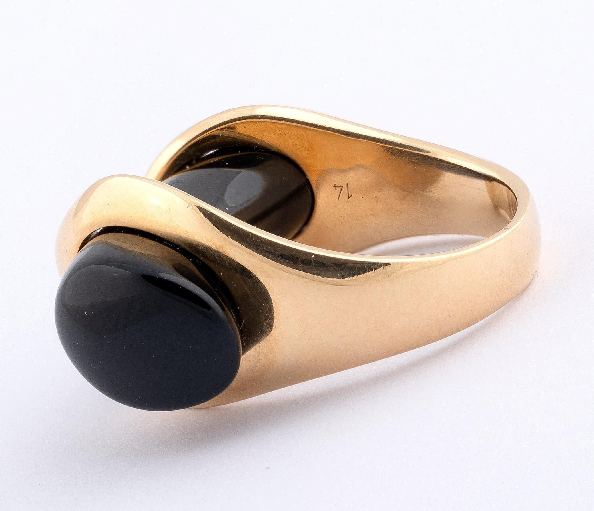 Contemporary 18 Karat Yellow Gold and Onyx Ring by Gucci
