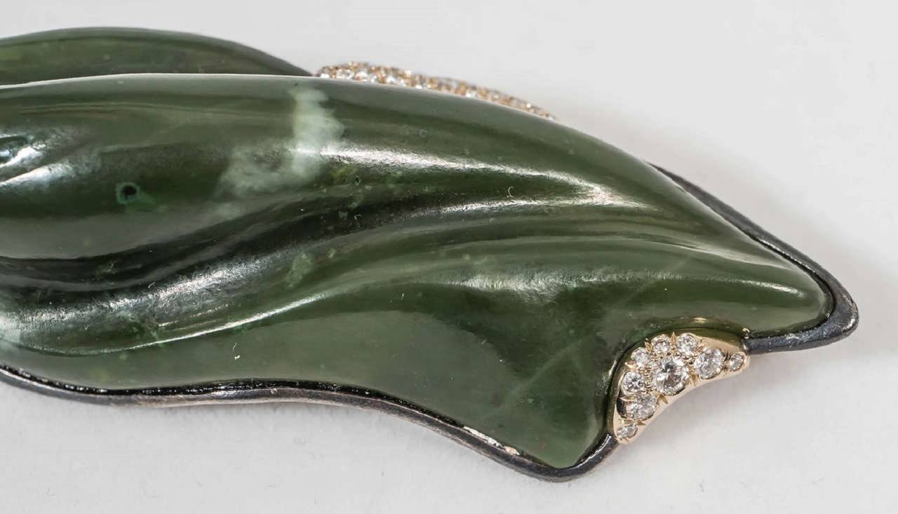 Naomi Sarna Hand-Carved Nephrite Jade Diamond Gold Brooch In New Condition For Sale In New York, NY
