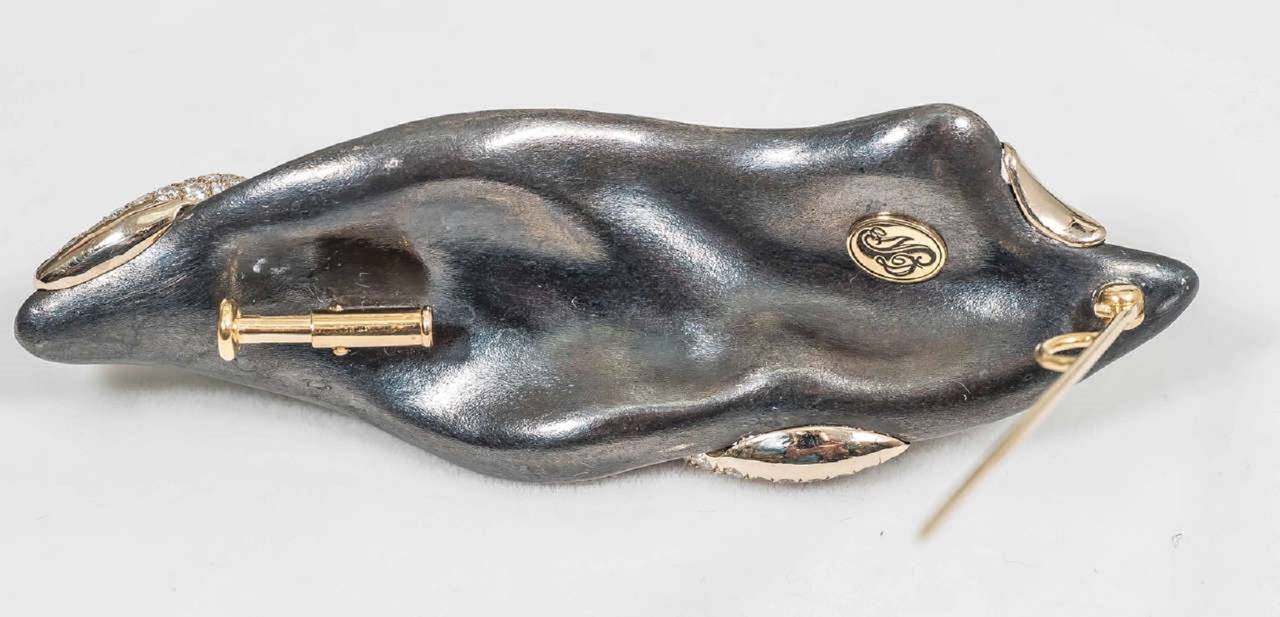 Women's or Men's Naomi Sarna Hand-Carved Nephrite Jade Diamond Gold Brooch For Sale
