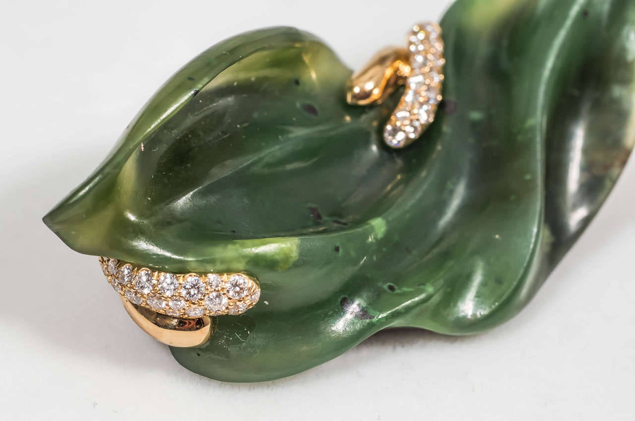 Naomi Sarna Hand-Carved Nephrite Jade Diamond Gold Brooch In New Condition For Sale In New York, NY