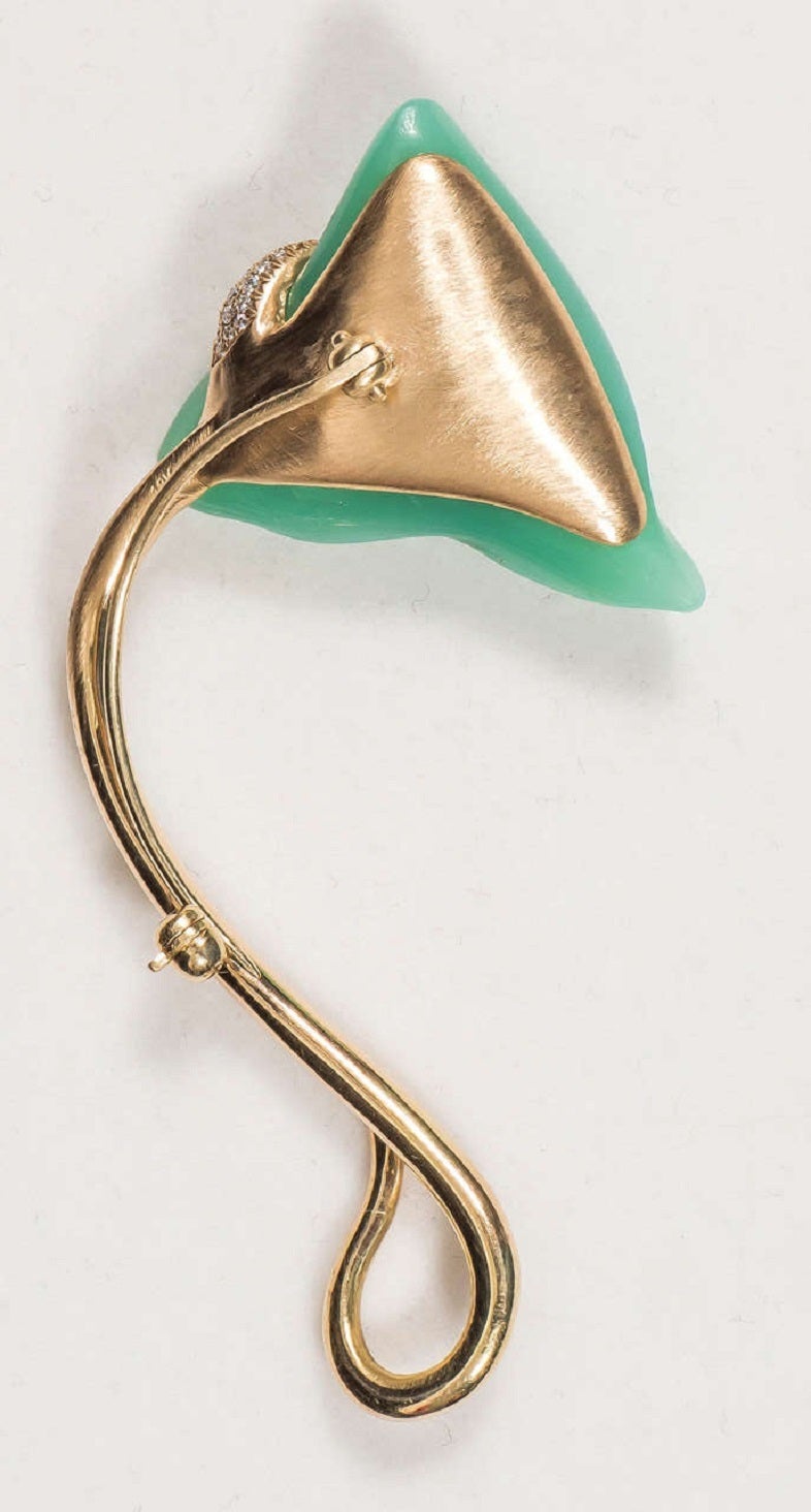 Women's or Men's Naomi Sarna Carved Chrysoprase Diamond Gold Flower Pin For Sale