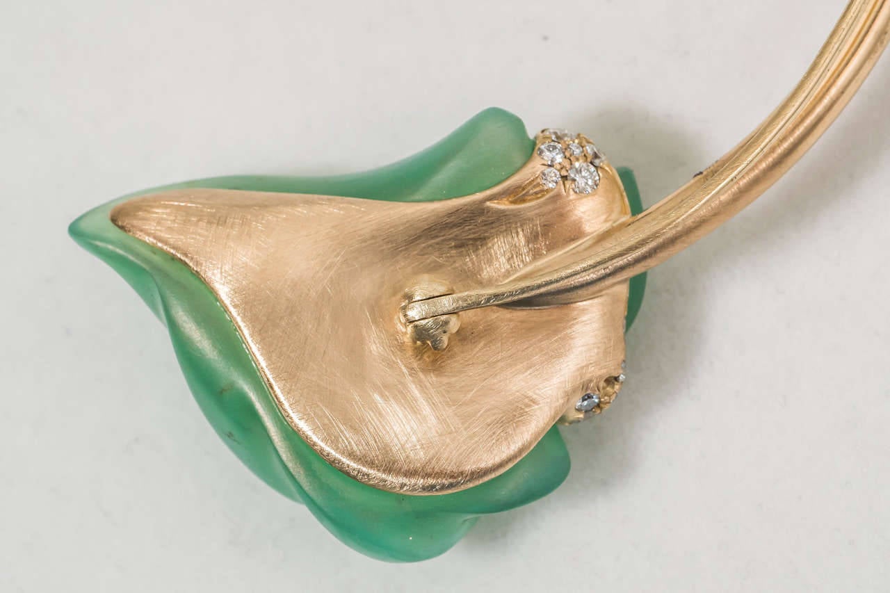 Naomi Sarna Carved Chrysoprase Diamond Gold Flower Pin In New Condition For Sale In New York, NY