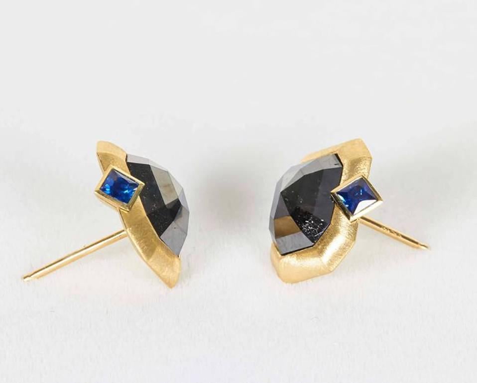 Naomi Sarna Blue Sapphire Black Diamond Gold Earrings In New Condition For Sale In New York, NY