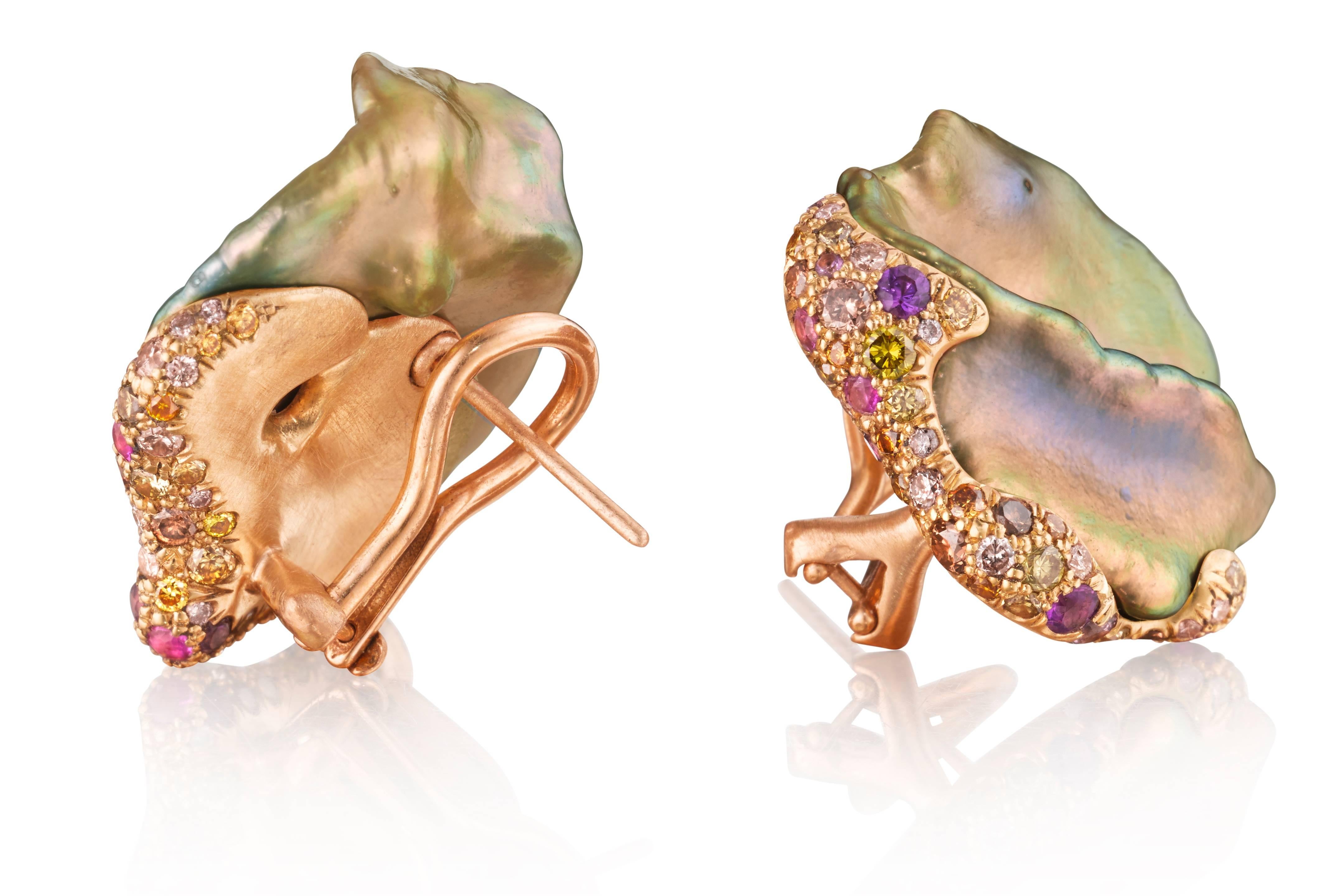Natural color Chinese freshwater pearl earrings set in 18K yellow gold with 
multicolored diamonds, sapphires and amethysts.

Internationally award winning designer Naomi Sarna creates gem carvings and jewels of unusual beauty. She is represented
