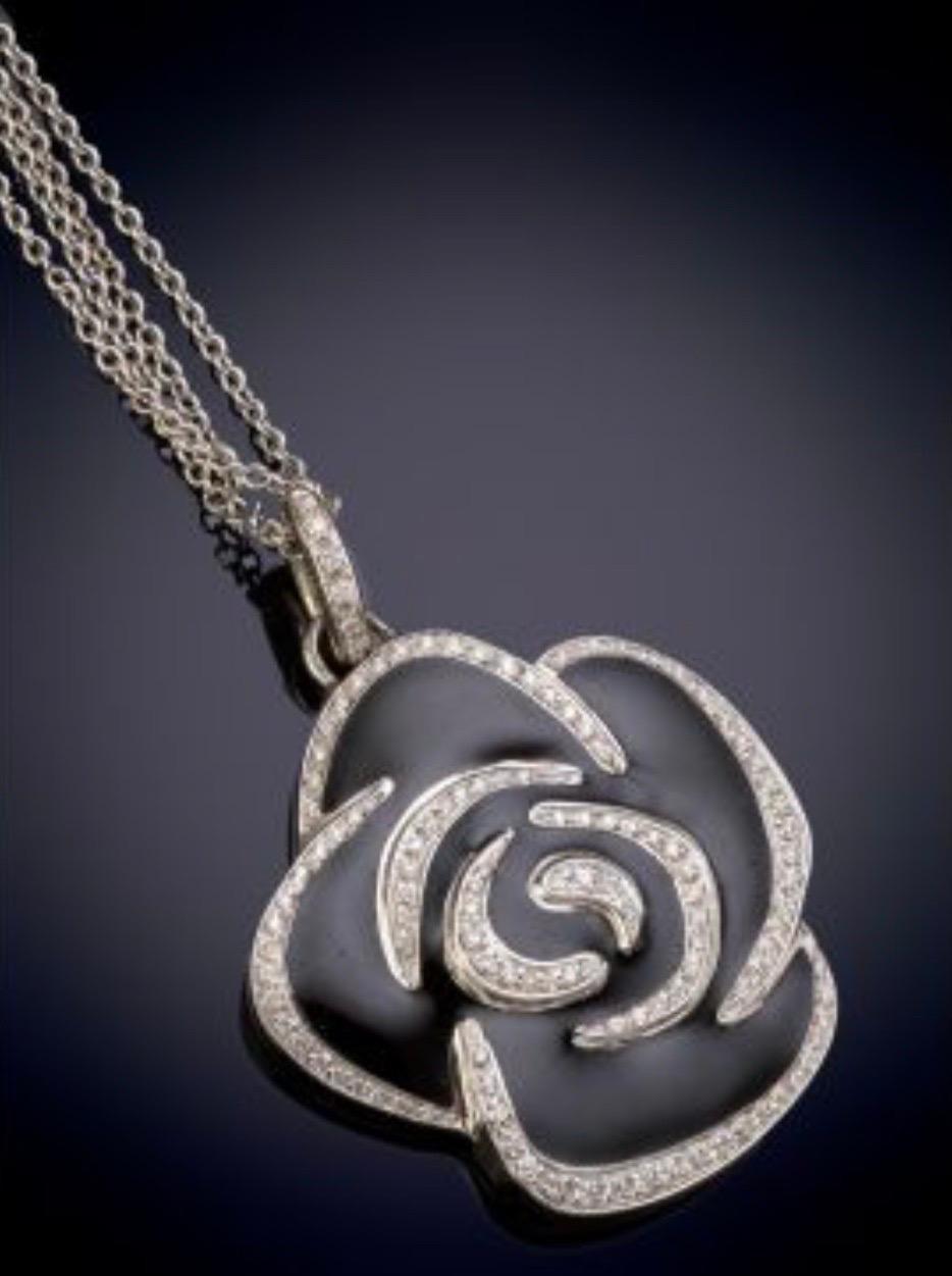 Nouvelle Bague 18k White Gold Enamel and Diamonds Chamelia Pendant Necklace In Good Condition In Bilbao, ES
