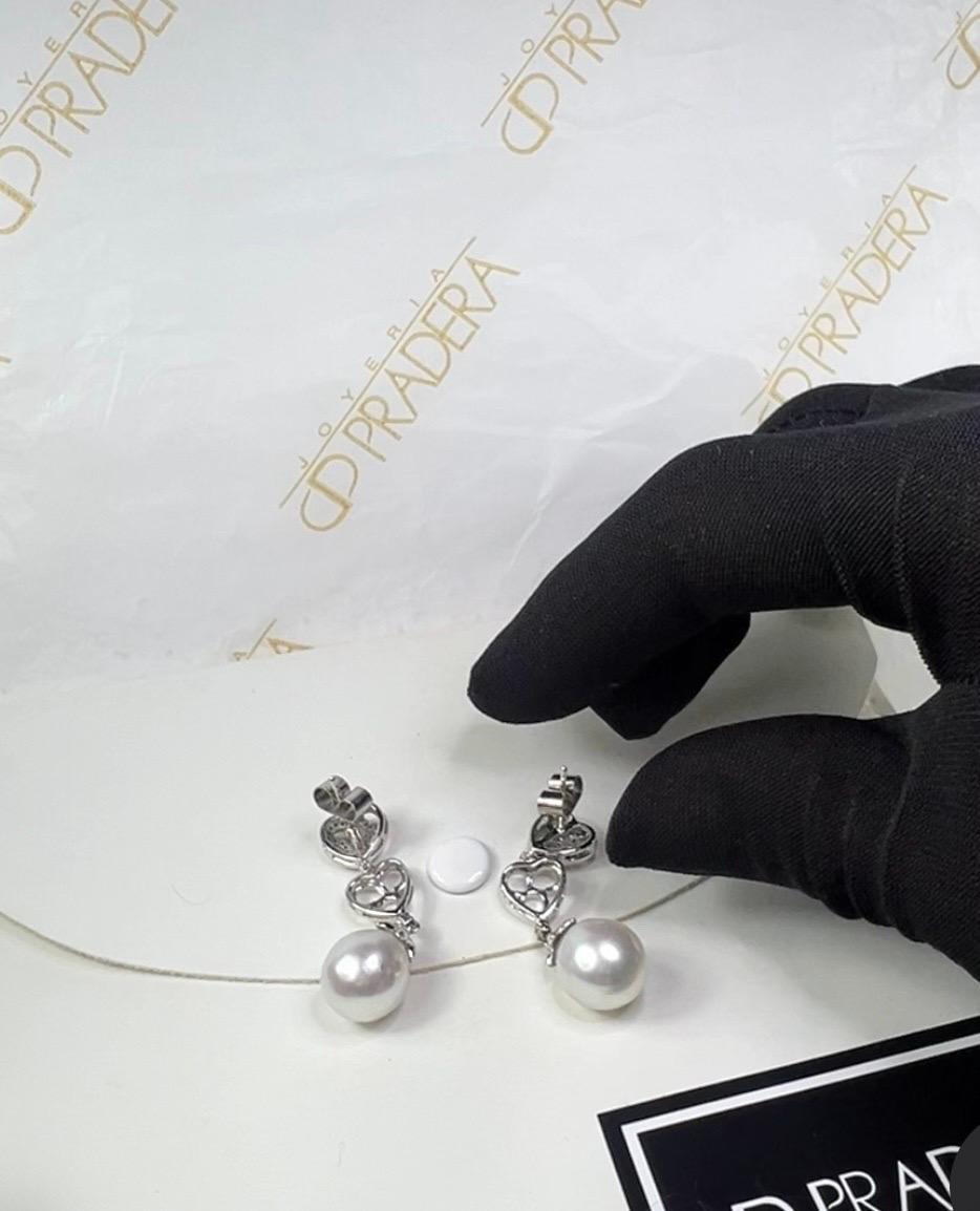 Taglio brillante Orecchini da sposa con perle australiane, oro bianco 18 carati e diamanti pavé in vendita