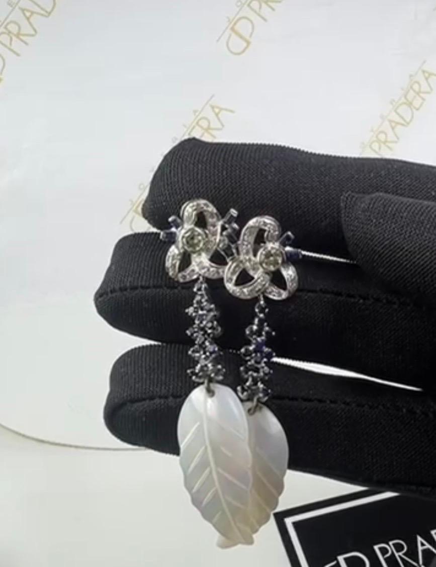 Lange Weißgold-Ohrringe aus Weißgold mit Diamanten und Saphiren und Perlmuttfedern Damen im Angebot