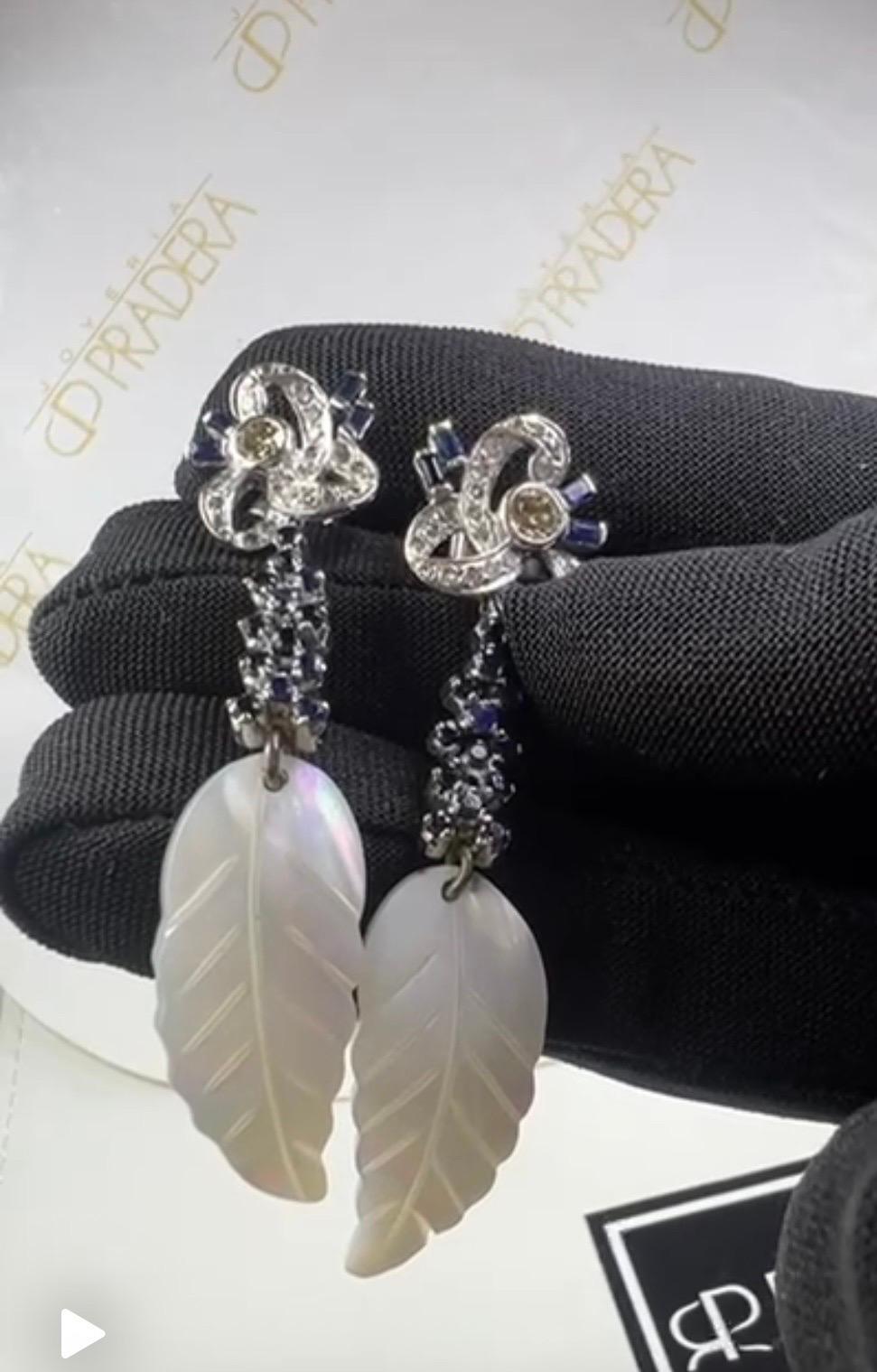 Lange Weißgold-Ohrringe aus Weißgold mit Diamanten und Saphiren und Perlmuttfedern im Zustand „Neu“ im Angebot in Bilbao, ES