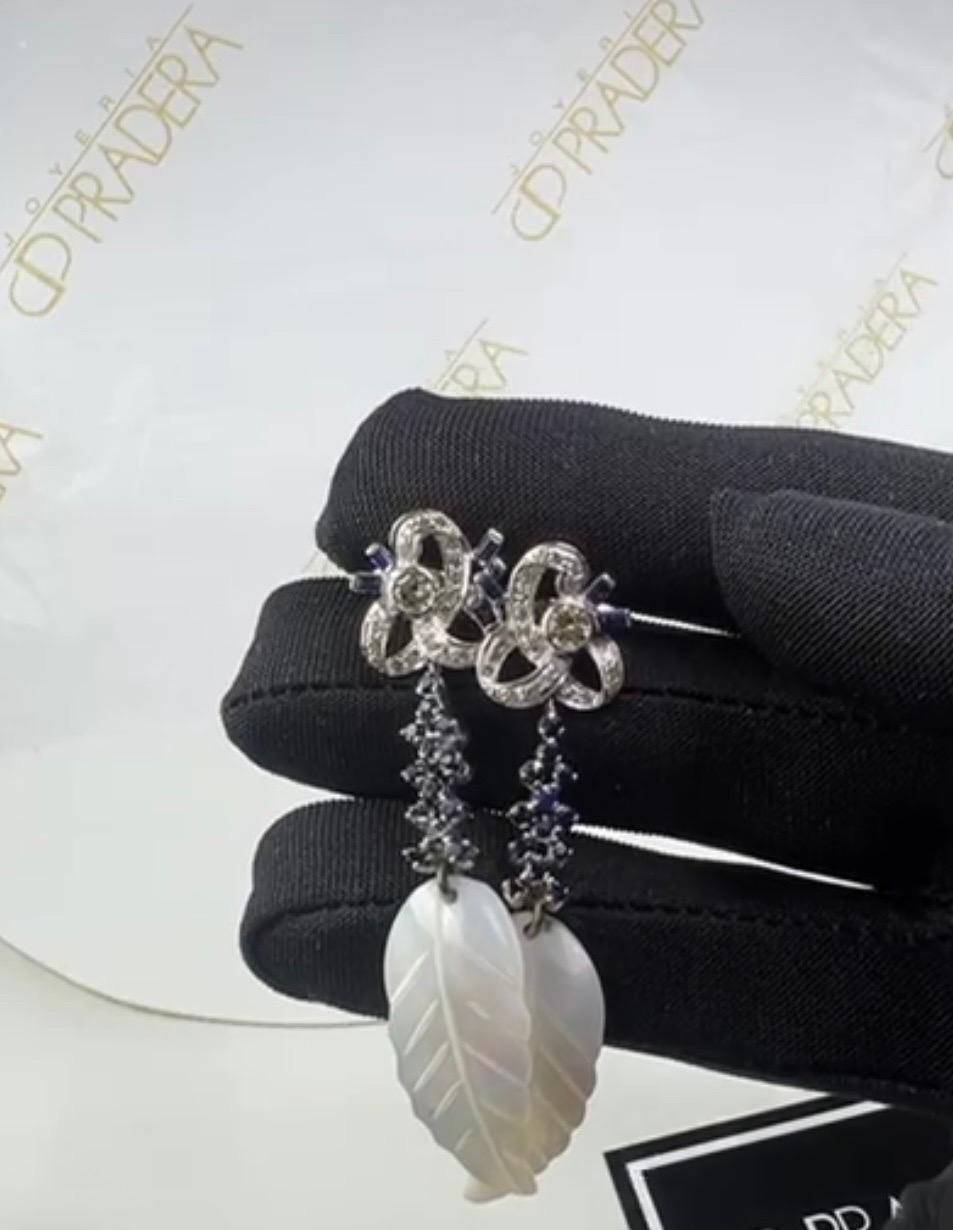 Lange Weißgold-Ohrringe aus Weißgold mit Diamanten und Saphiren und Perlmuttfedern im Angebot 1