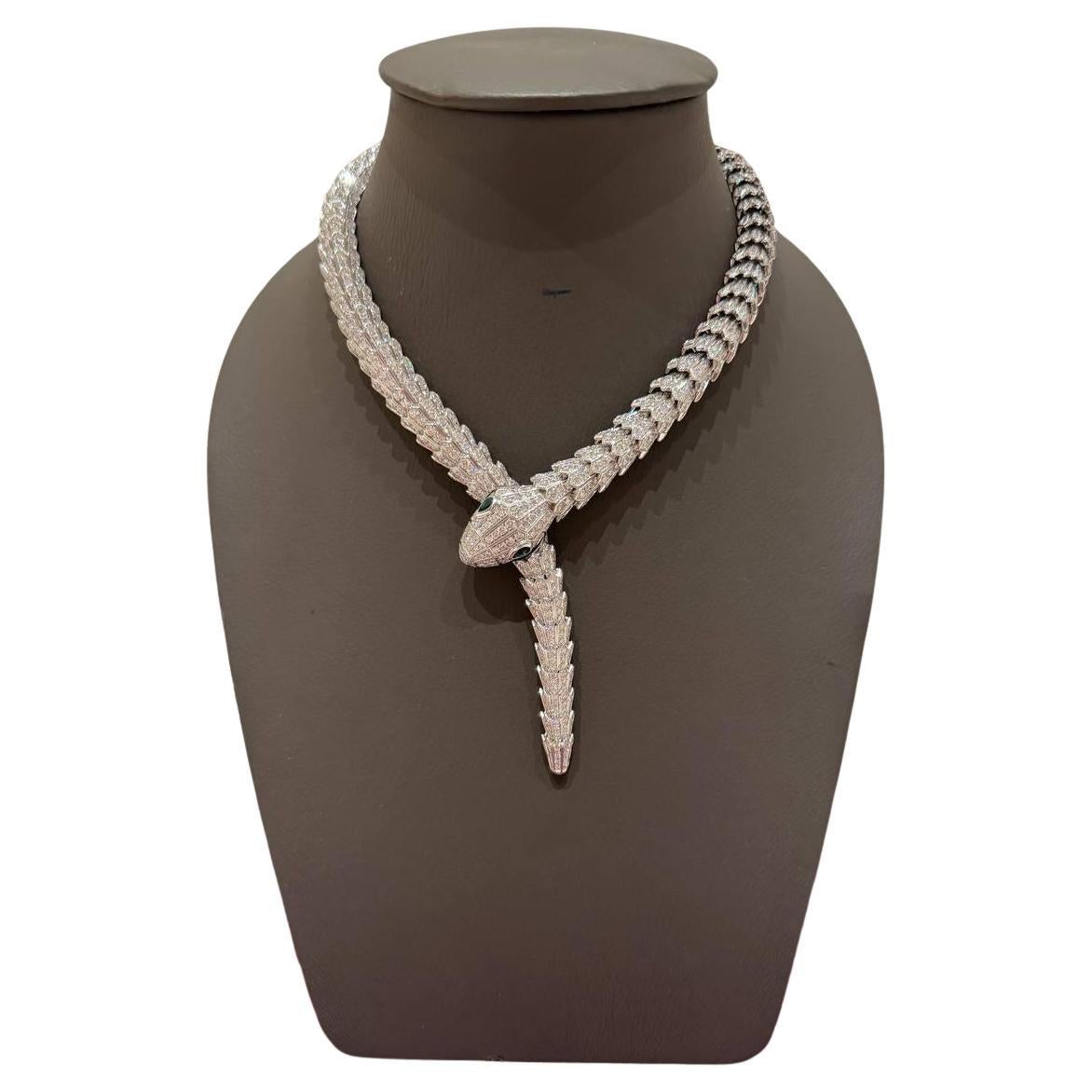 Collana Bulgari a forma di serpente molto articolata
72,96 carati di pavé di diamanti
Due diamanti a forma di pera da 0,85 carati per gli occhi del serpente
sono stati cambiati in Bulgari Australia con due smeraldi, per un pezzo classico più unico.