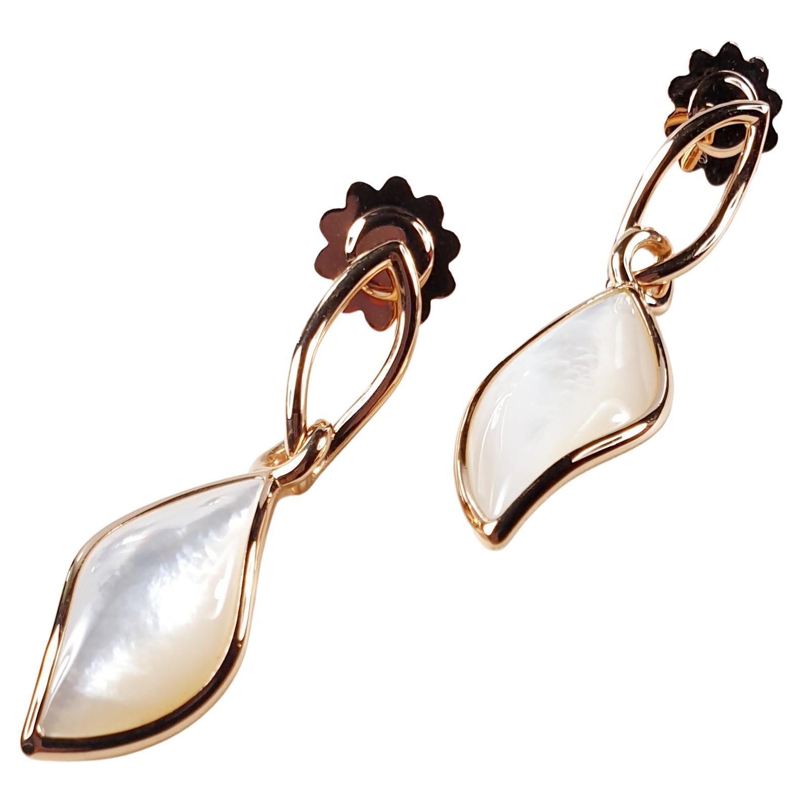 Orecchino Mono Left in oro rosa 18k, madreperla naturale e diamanti bianchi da 0,52 ct.

Tempo di produzione 4 settimane 

COLLEZIONE NAVETTES
Dal nome del taglio di gemma più raffinato, la forma navette è il cuore di una delicata ed elegante