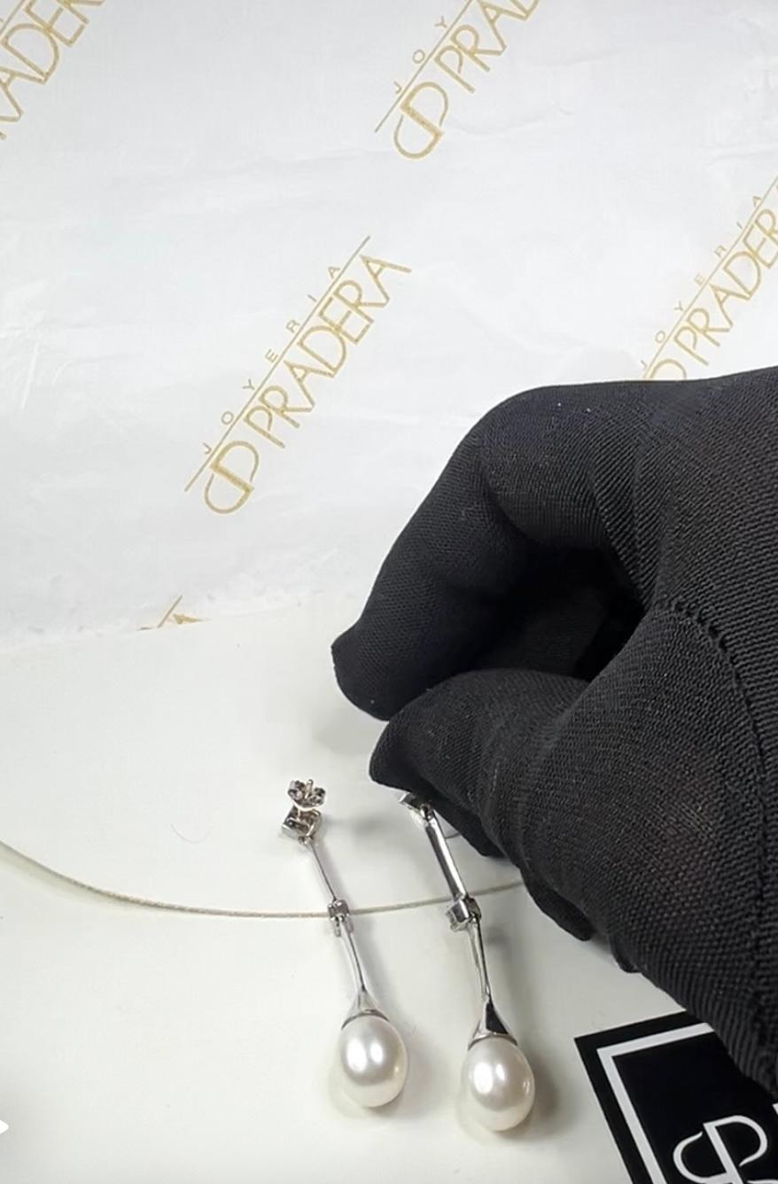 Contemporaneo Orecchini pendenti con perla bianca coltivata in oro bianco 18 carati e pavé di diamanti in vendita