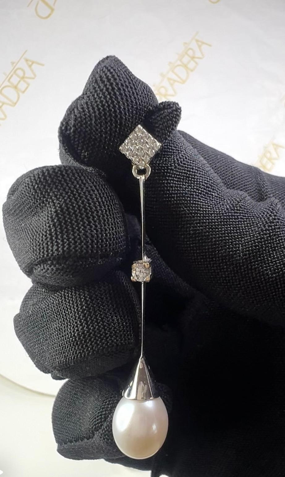 Taglio brillante Orecchini pendenti con perla bianca coltivata in oro bianco 18 carati e pavé di diamanti in vendita