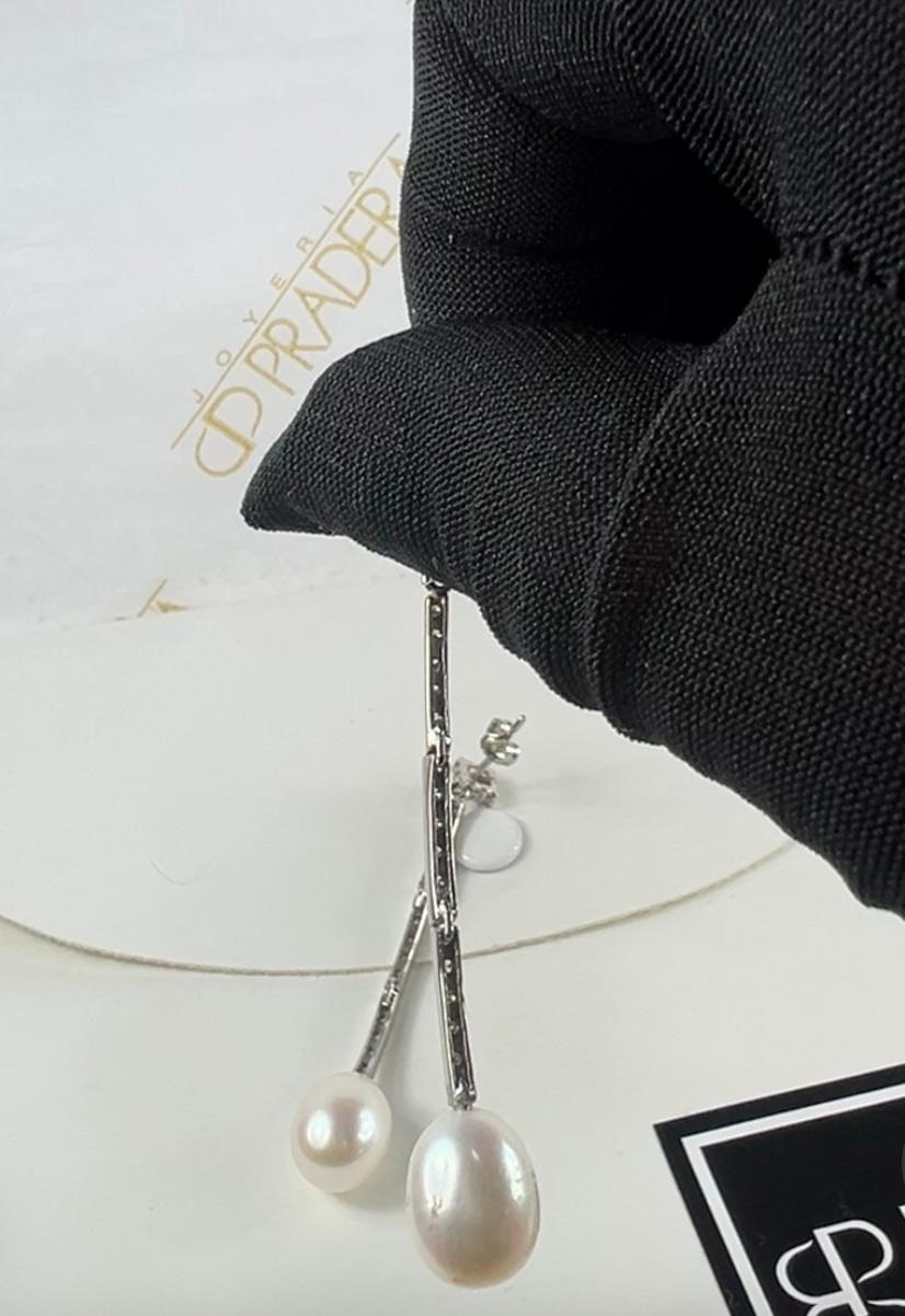 Donna Orecchini pendenti con perla bianca coltivata in oro bianco 18 carati e pavé di diamanti in vendita