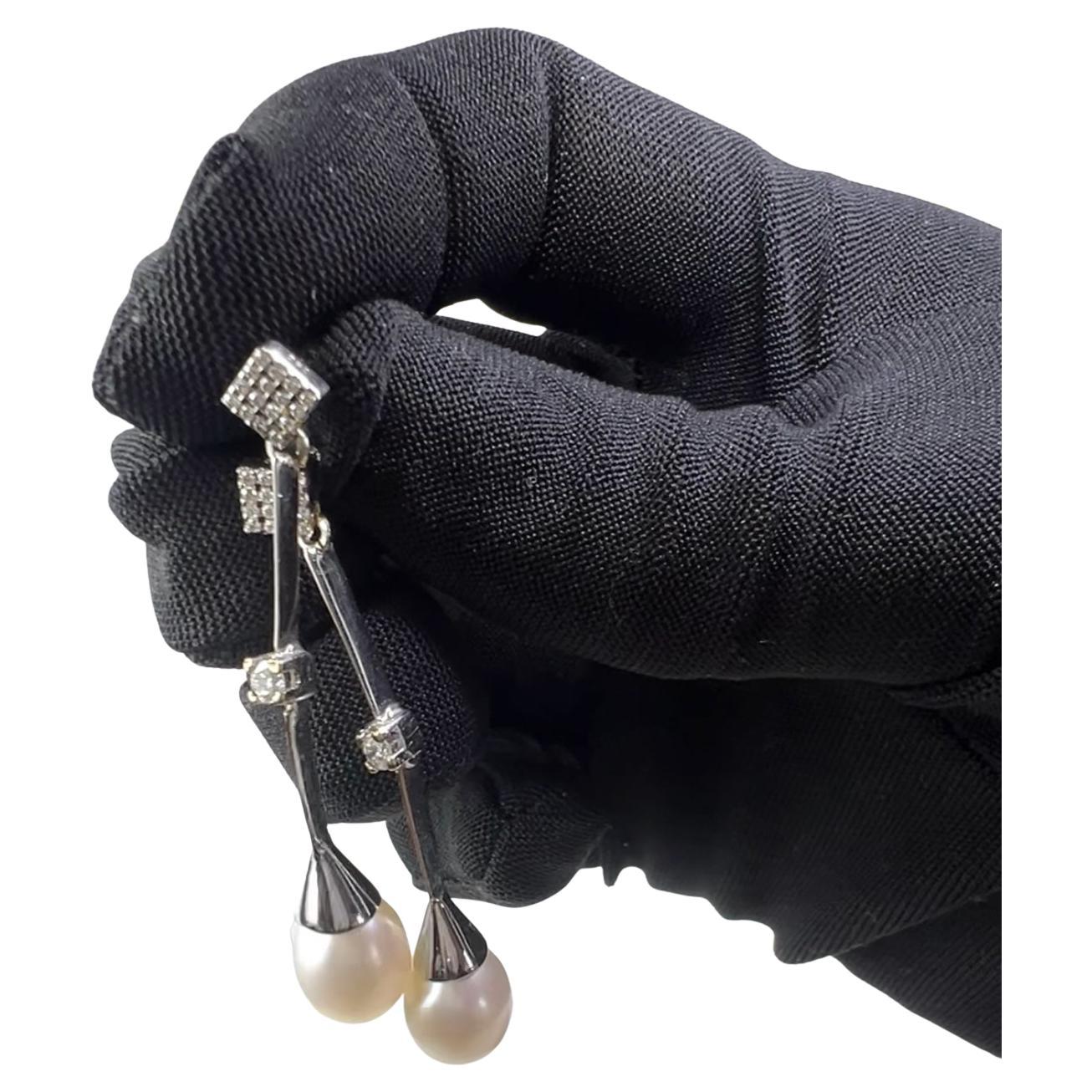 Orecchini pendenti con perla bianca coltivata in oro bianco 18 carati e pavé di diamanti