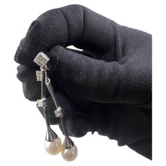 Orecchini pendenti con perla bianca coltivata in oro bianco 18 carati e pavé di diamanti