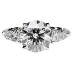 Anello Leon Mege Platinum con tre pietre, diamanti a forma rotonda e a goccia