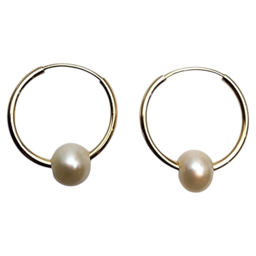 Boucles d'oreilles créoles en or jaune 14 carats avec perles #25855 en vente