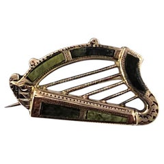 Broche/épingle en forme de harpe en or jaune 9 carats et marbre du Connemara n° 25957
