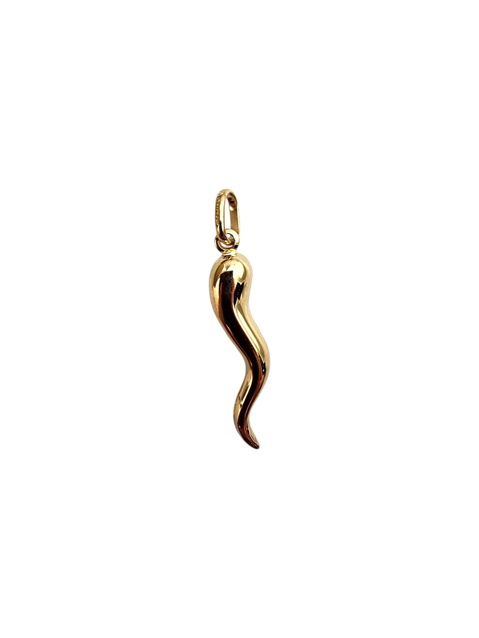 Charme en or jaune 14K en corne italienne-

Cette élégante breloque en forme de corne italienne est réalisée en or jaune 14 carats et symbolise la protection et la bonne fortune. Avec son design élégant et incurvé et sa finition polie, il ajoute une