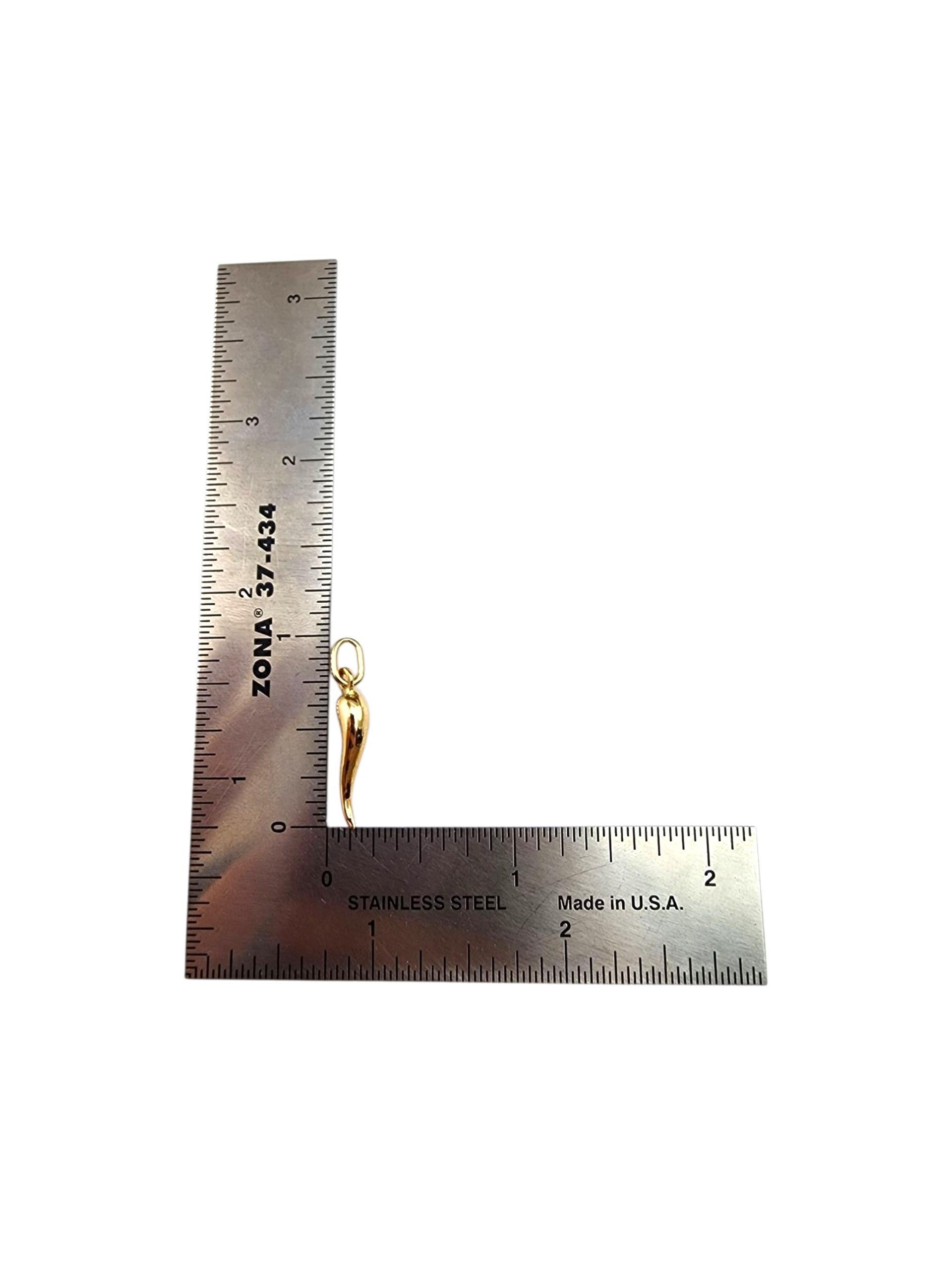 Charme en or jaune 14K en forme de corne italienne #22343 en vente 4