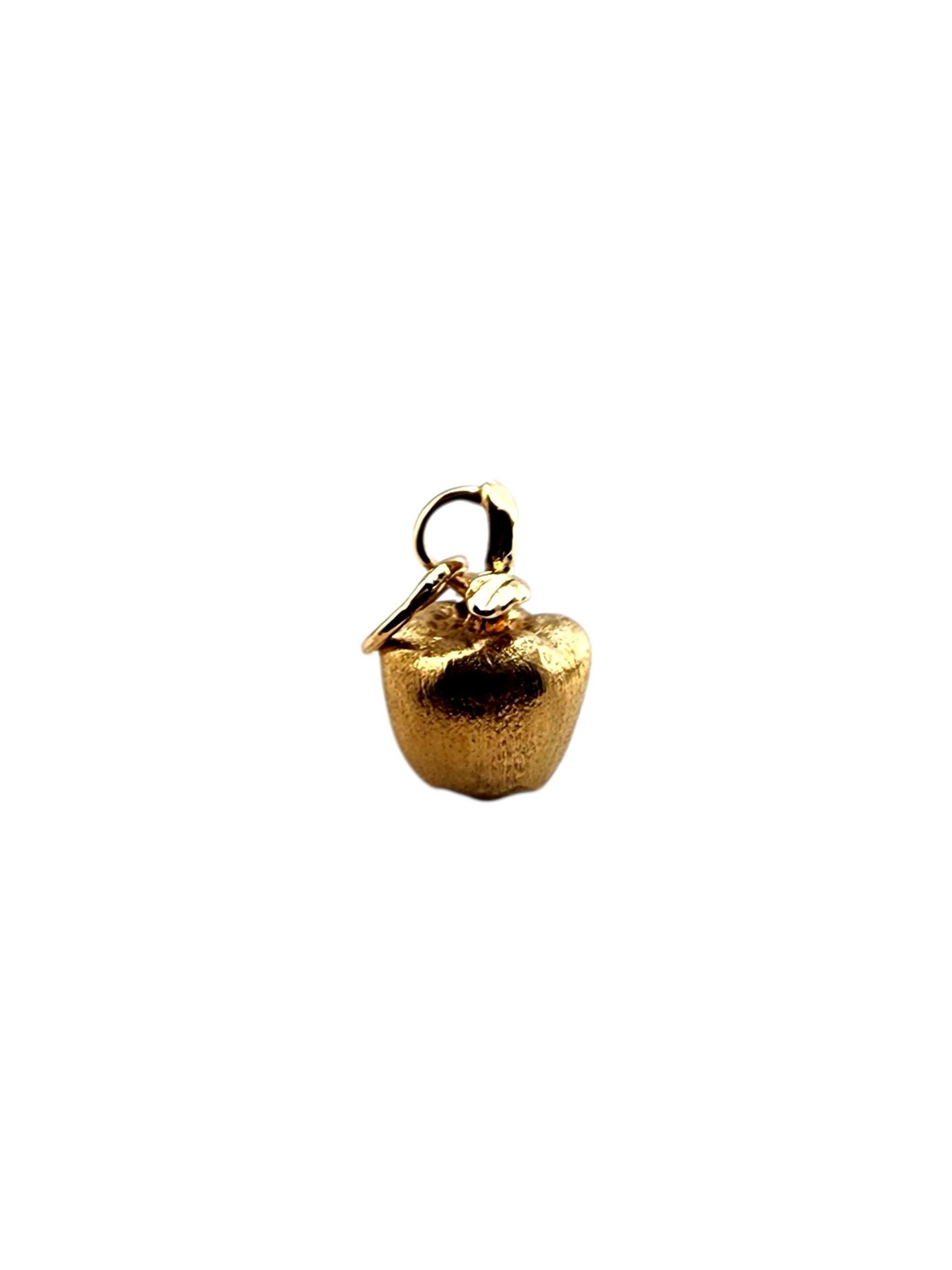 Charm a forma di mela in oro giallo 14K #22339 In condizioni buone in vendita a Washington Depot, CT