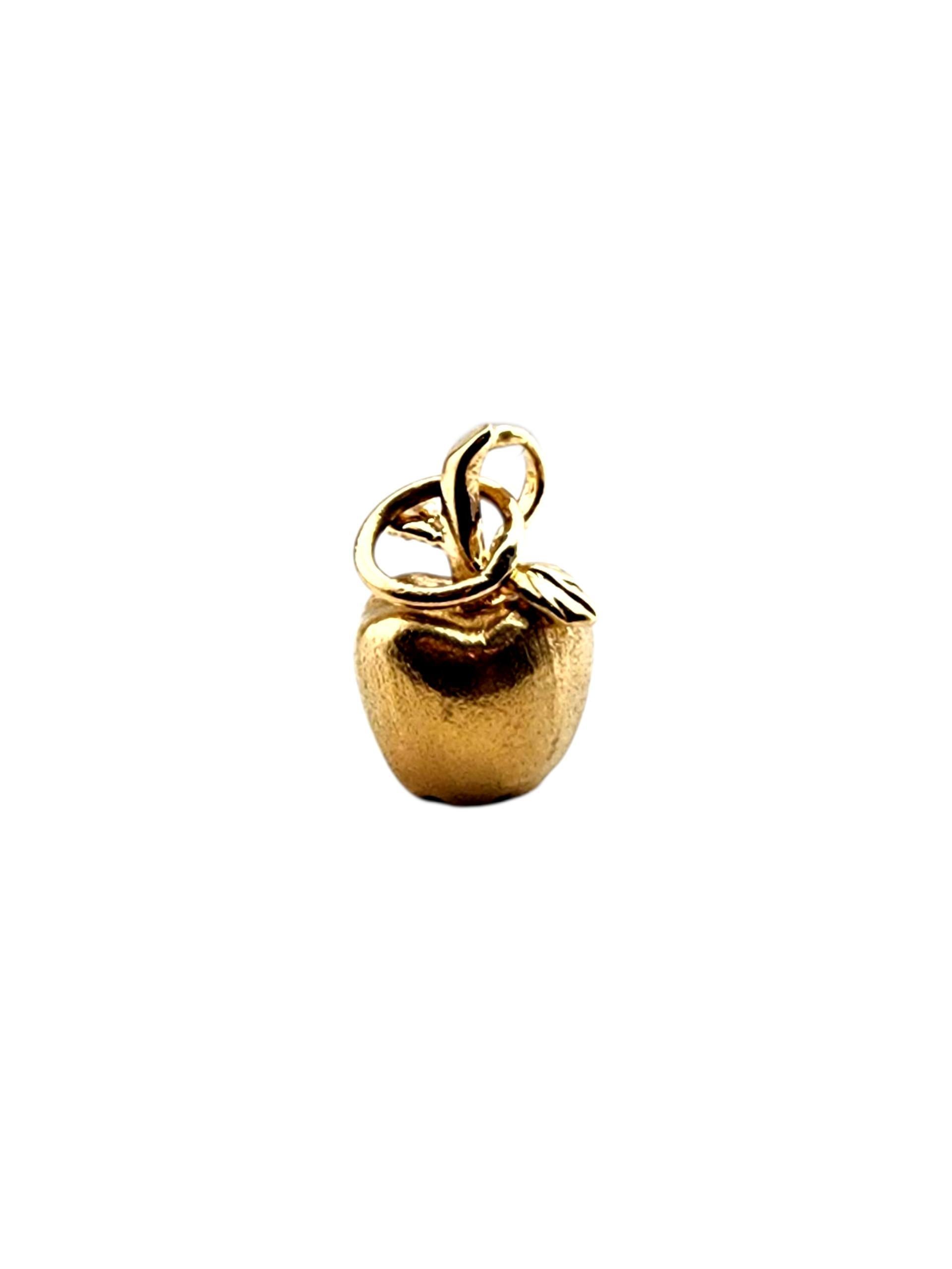 Charm a forma di mela in oro giallo 14K #22339 in vendita 1