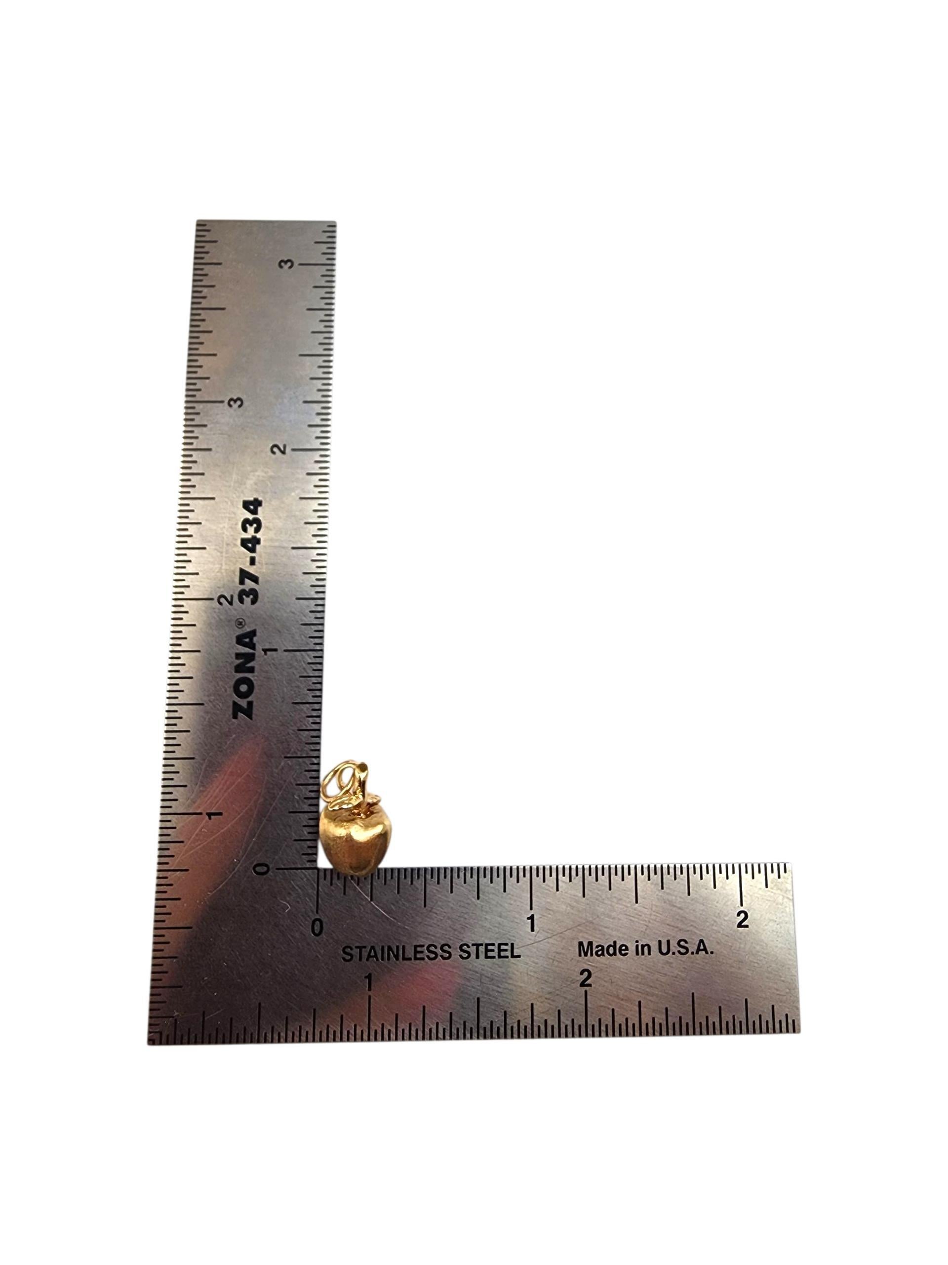 Charm a forma di mela in oro giallo 14K #22339 in vendita 2