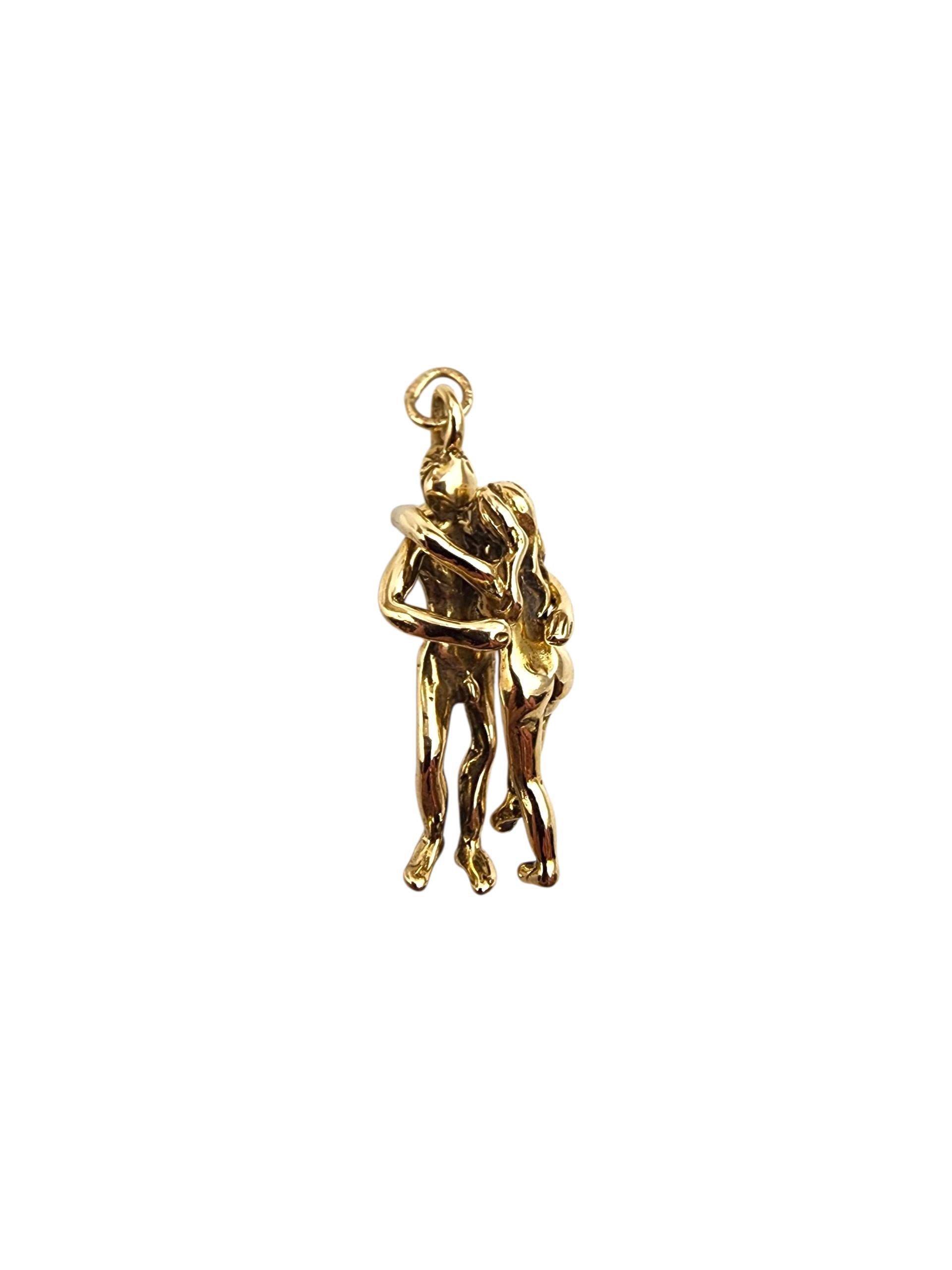 Charm di coppia in oro giallo 14K

Questo charm di coppia in oro giallo 14K presenta una dolce rappresentazione finemente dettagliata di due figure insieme, che simboleggiano l'amore, l'unità e il legame. Con la sua calda luce e il suo design senza