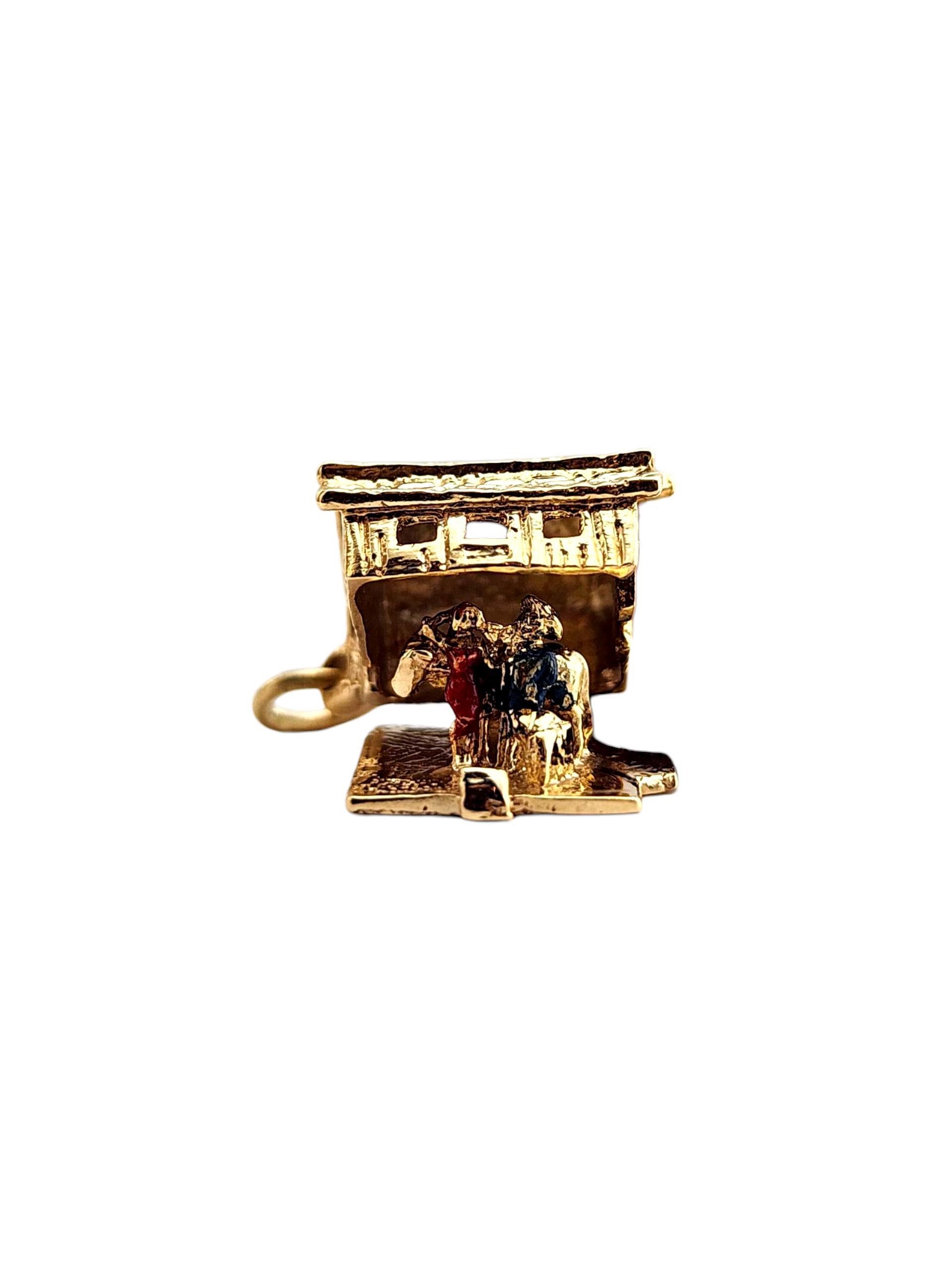 Boucles d'oreilles en or jaune 14 carats : étable avec couple et cheval

Cette breloque d'écurie en or jaune 14K capture le charme d'une structure de grange classique avec des détails fins et une finition polie et chaleureuse. S'ouvre sur un couple