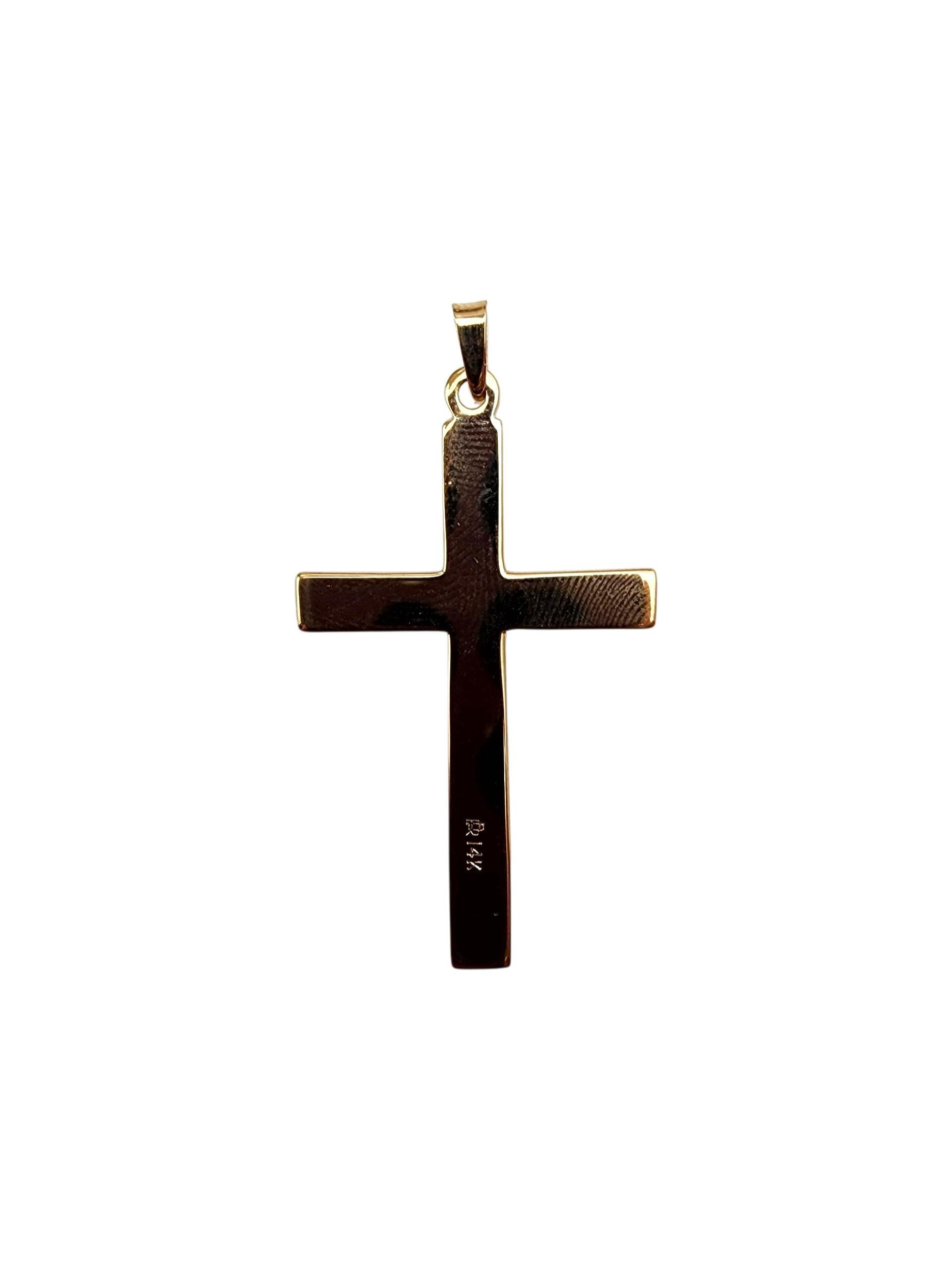 Ciondolo a croce in oro giallo 14K

Questo ciondolo a forma di croce in oro giallo 14K offre un design classico ed elegante, che simboleggia la fede e la grazia. Con la sua finitura liscia e lucida e la sua silhouette senza tempo, è un pezzo