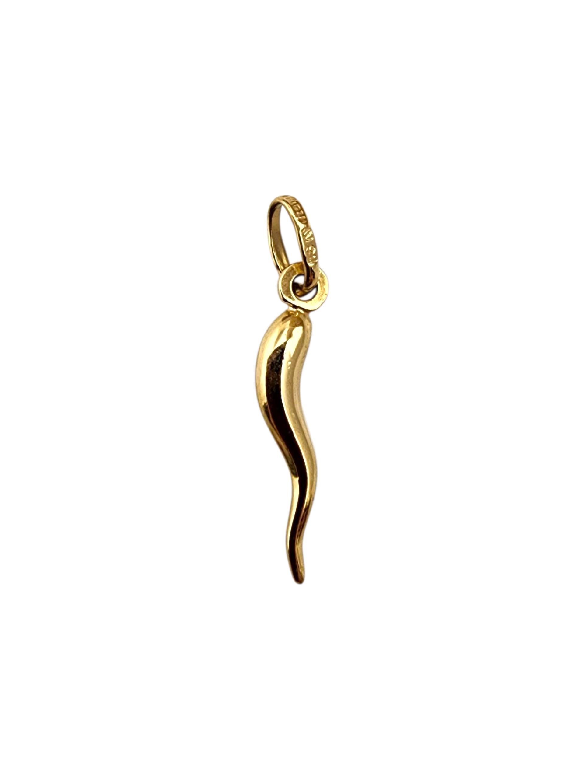 Ciondolo in oro giallo 18 carati - Horn

Questo ciondolo a forma di corno italiano in oro giallo 18 carati, noto anche come cornicello, è un simbolo elegante e raffinato di protezione e fortuna. Con le sue curve morbide e la finitura lucida, unisce