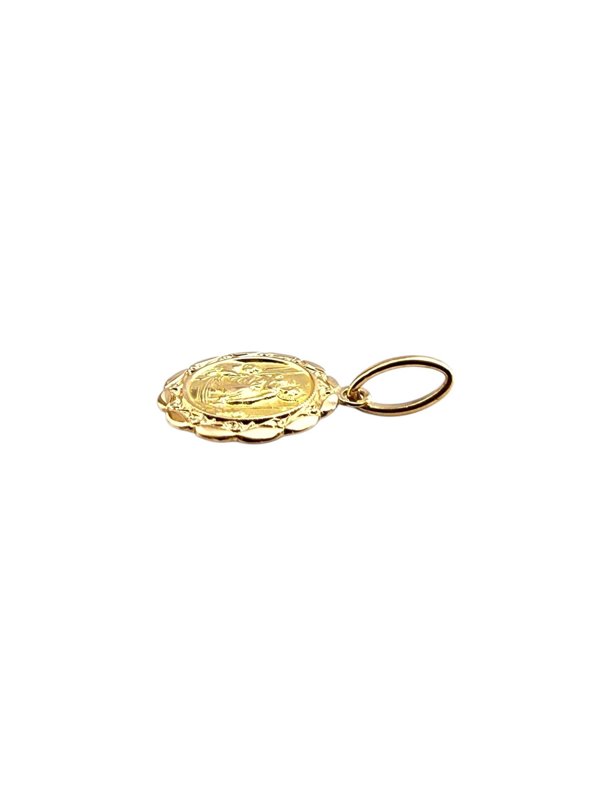 Charm de médaille religieuse en or jaune 18K #22331 Pour femmes en vente