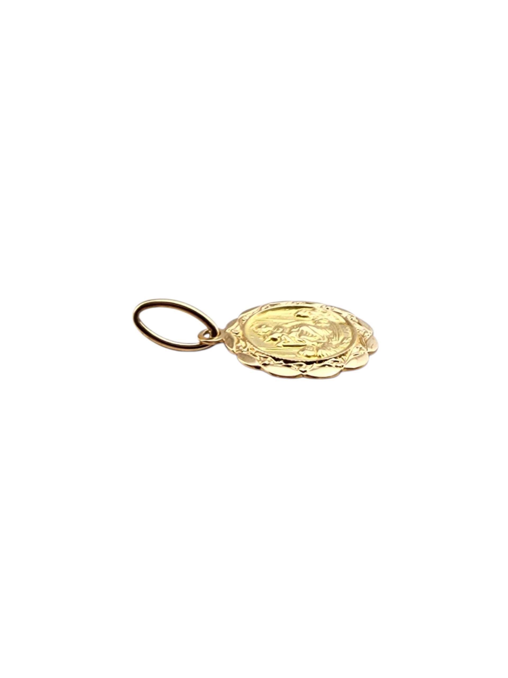 Charm de médaille religieuse en or jaune 18K #22331 en vente 1