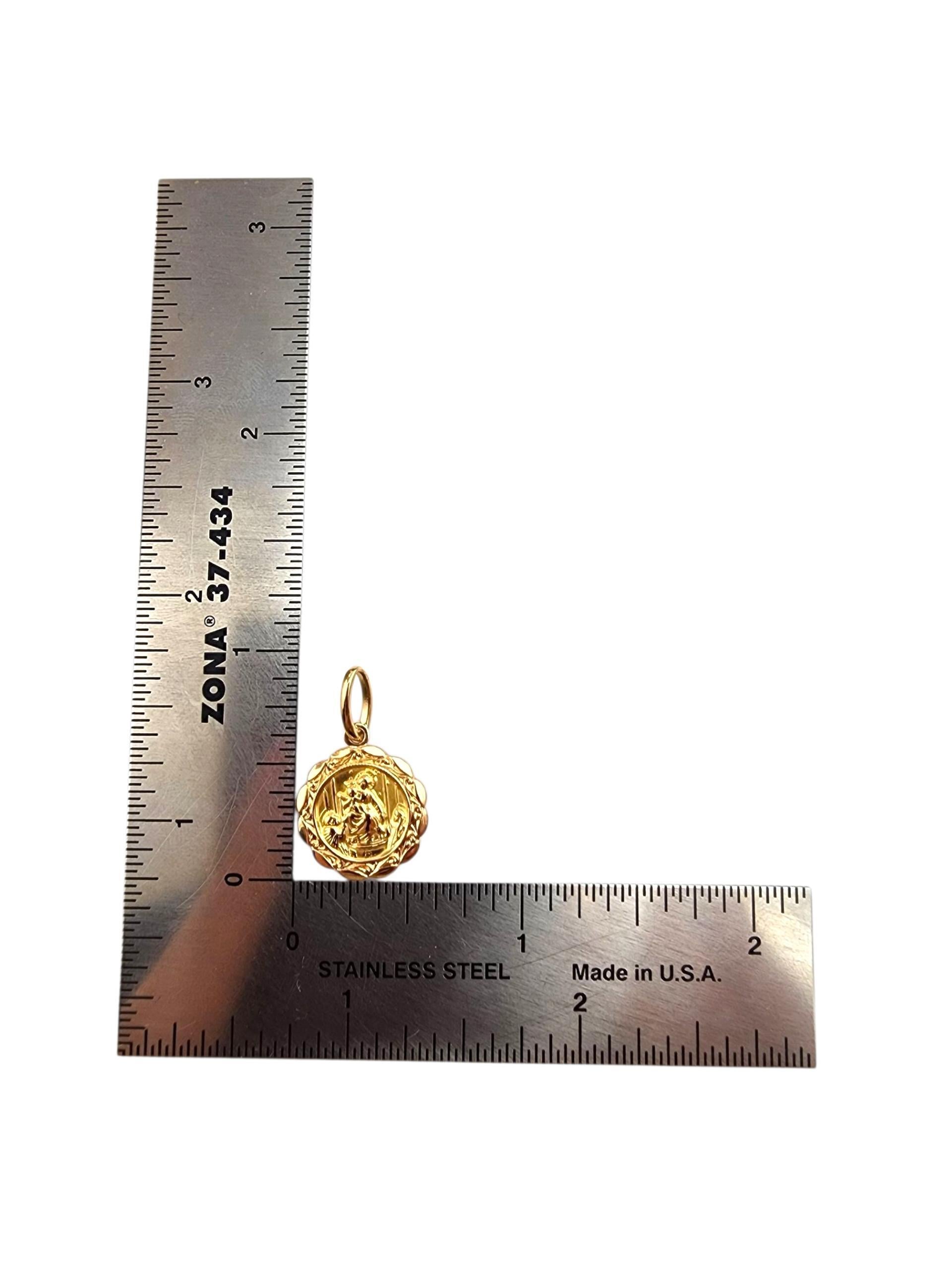 Charm de médaille religieuse en or jaune 18K #22331 en vente 2