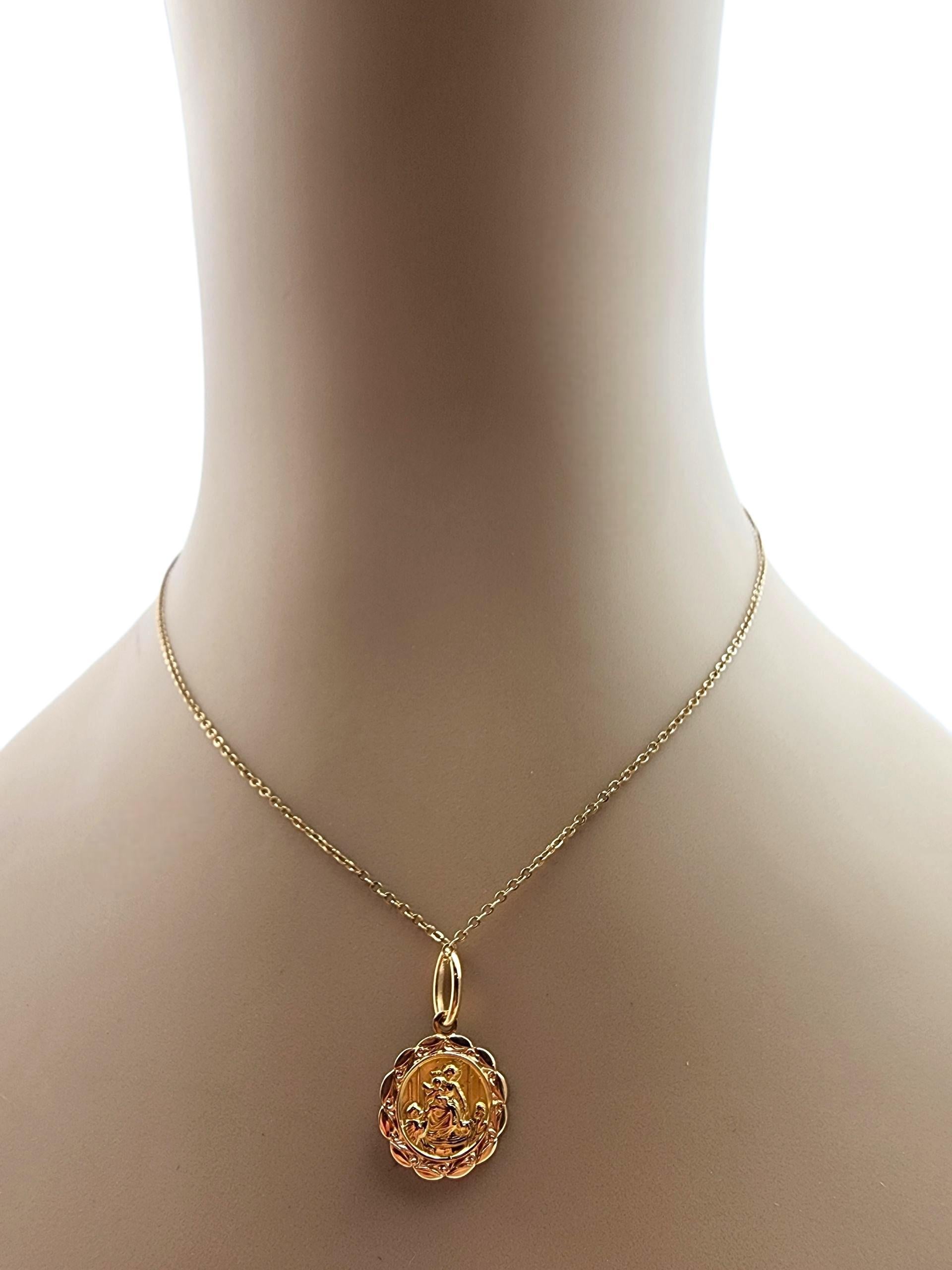 Charm de médaille religieuse en or jaune 18K #22331 en vente 3