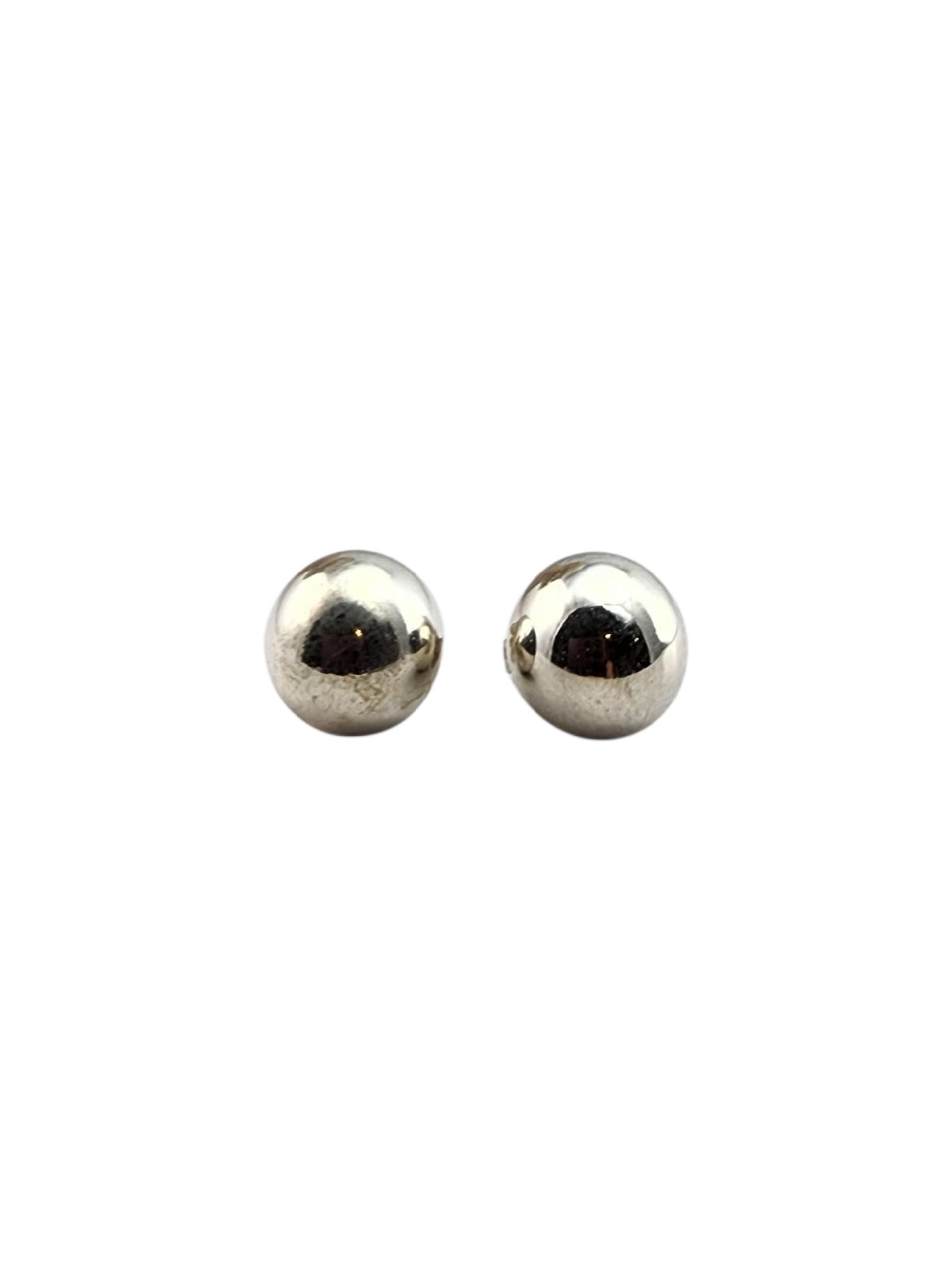 Tiffany & Co. Orecchini a sfera in argento duro - A. Silver

Questi orecchini senza tempo sono realizzati meticolosamente in argento sterling e presentano un design a sfera di 10 mm di diametro, incarnando un'estetica moderna e minimalista. Chiusure