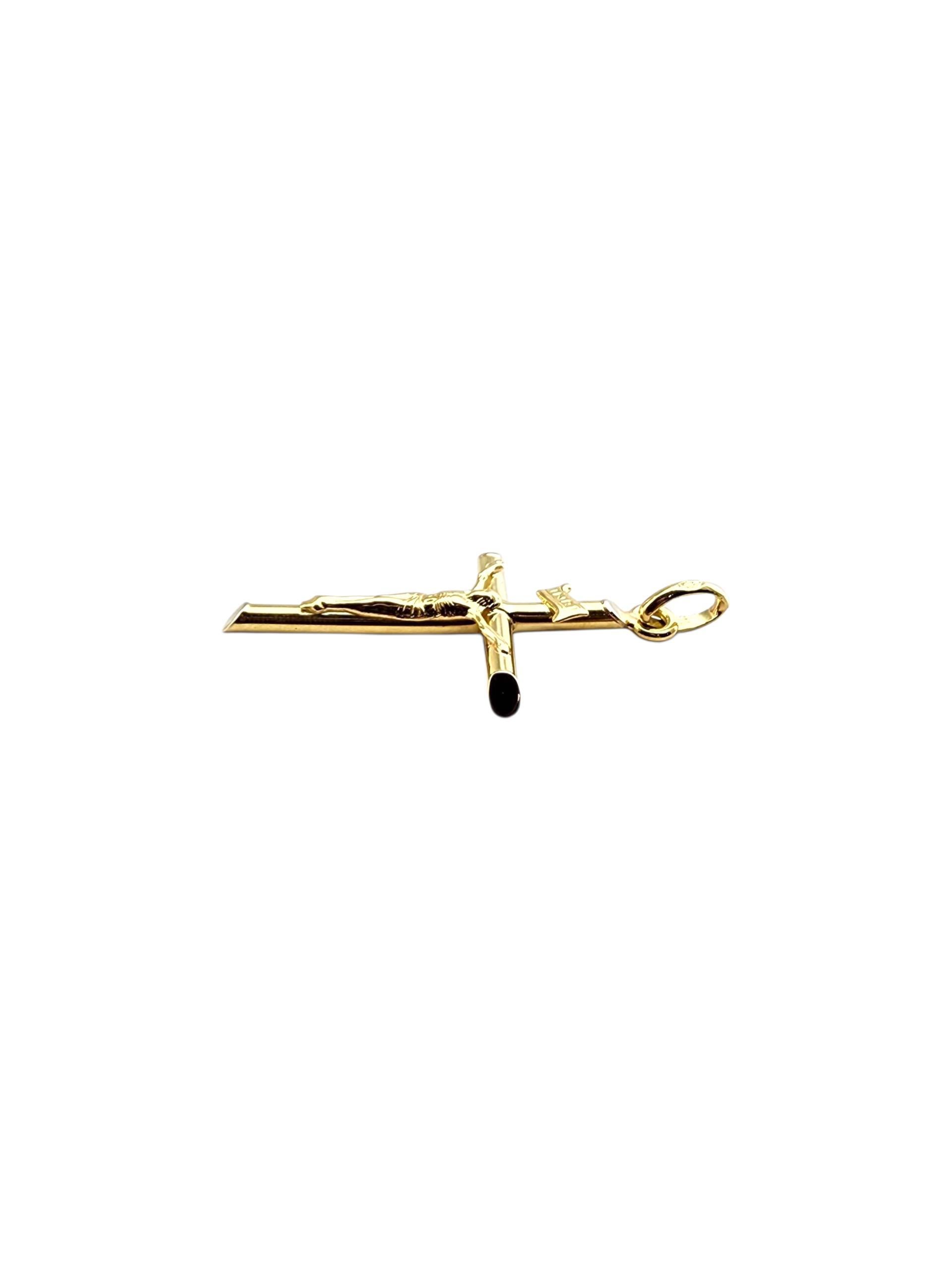 Pendentif crucifix en or jaune 18K -

Réalisé en or jaune 18 carats, ce pendentif en forme de crucifix présente un design magnifiquement détaillé qui reflète à la fois la foi et la finesse de l'artisanat. Sa finition polie et sa silhouette classique