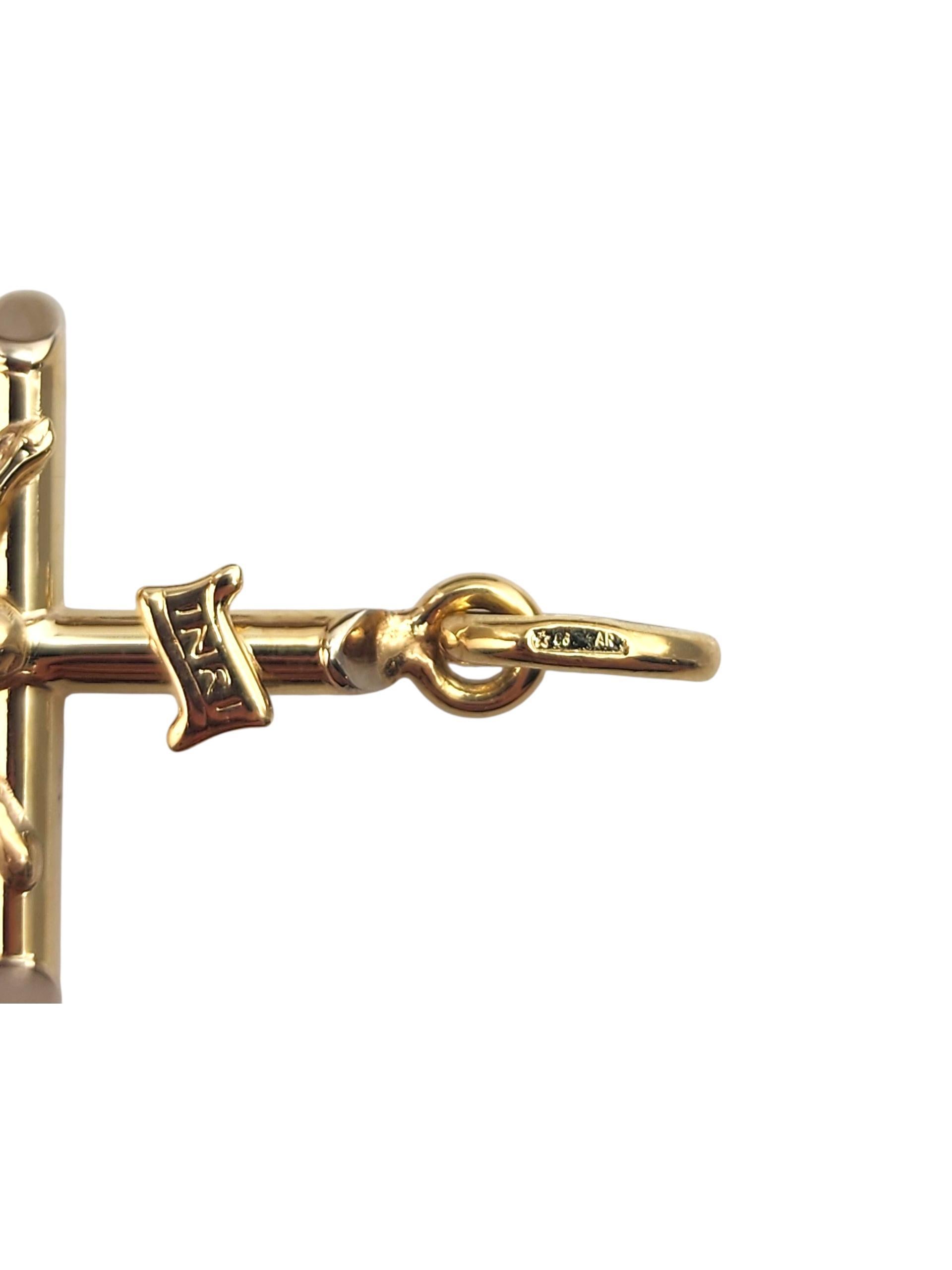 Pendentif Crucifix en or jaune 18K #22329 en vente 1