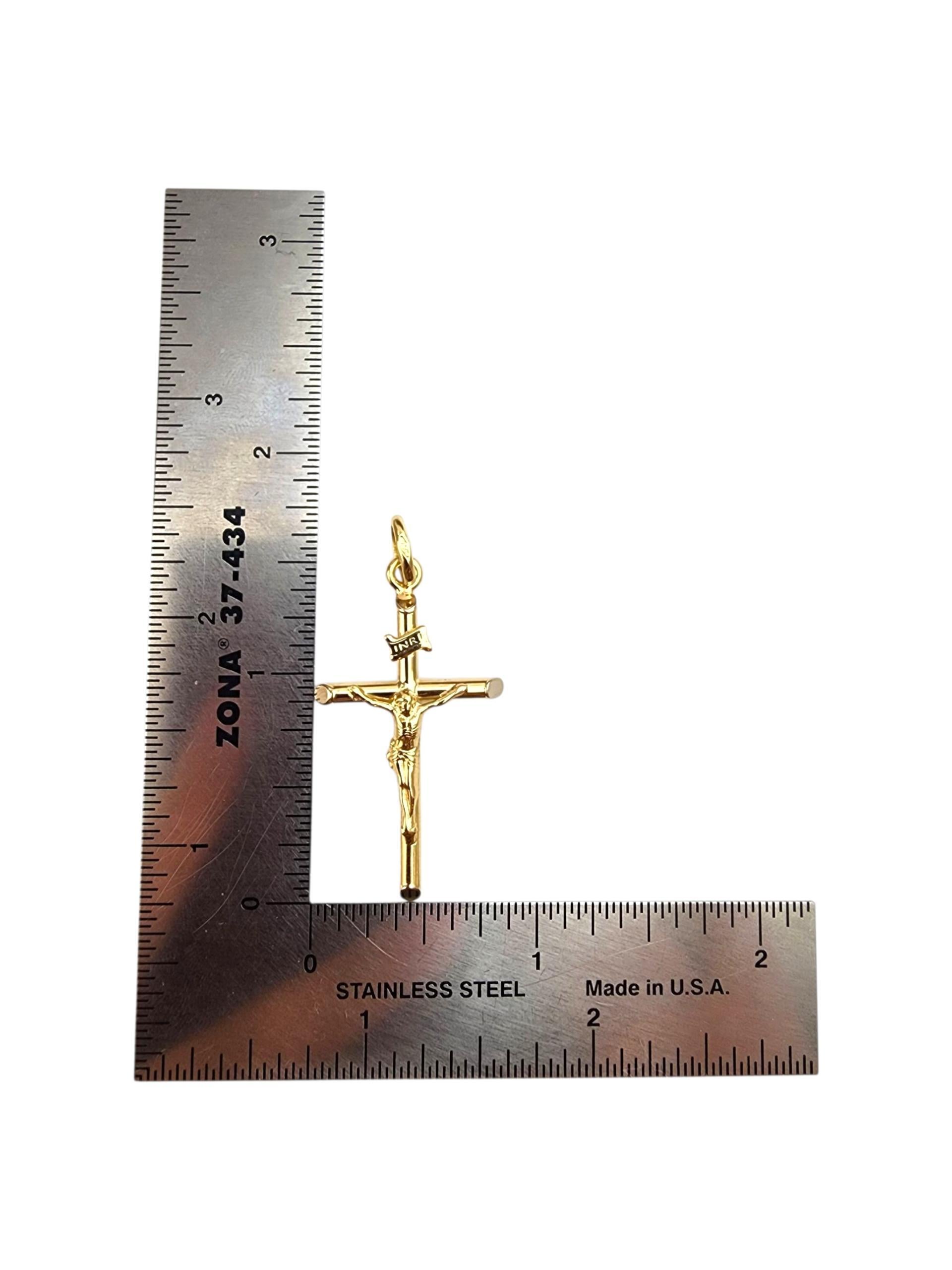 Pendentif Crucifix en or jaune 18K #22329 en vente 2