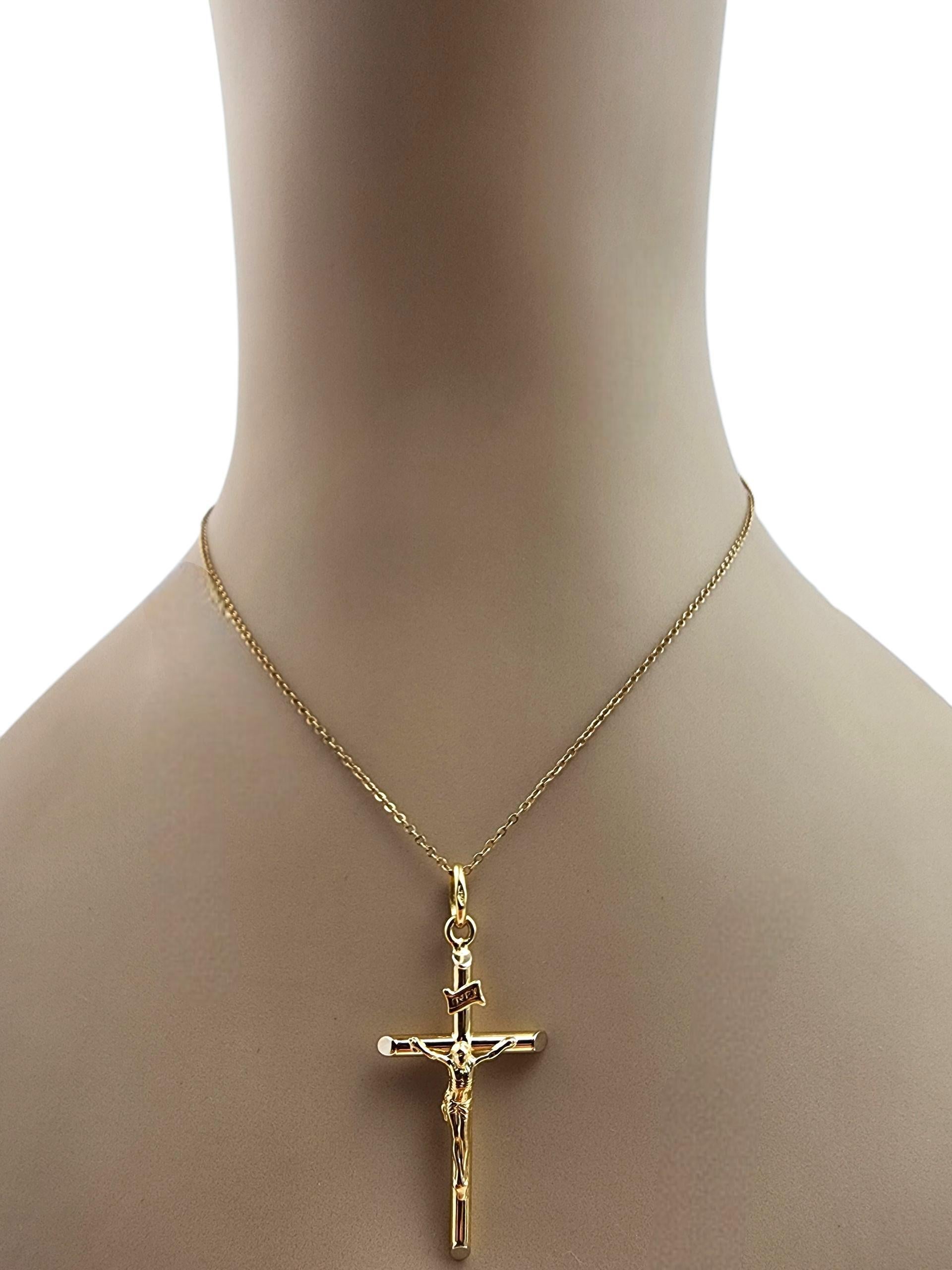 Pendentif Crucifix en or jaune 18K #22329 en vente 3